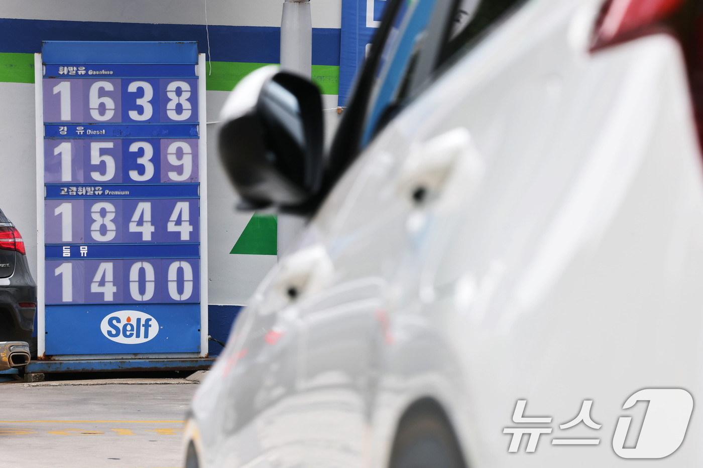 (서울=뉴스1) 이광호 기자 = 전국 주유소 휘발유와 경유 가격이 3주 연속 동반 하락했다.한국석유공사에 따르면 8월 넷째 주 전국 주유소 휘발유 평균 판매가는 지난주보다 리터당 …