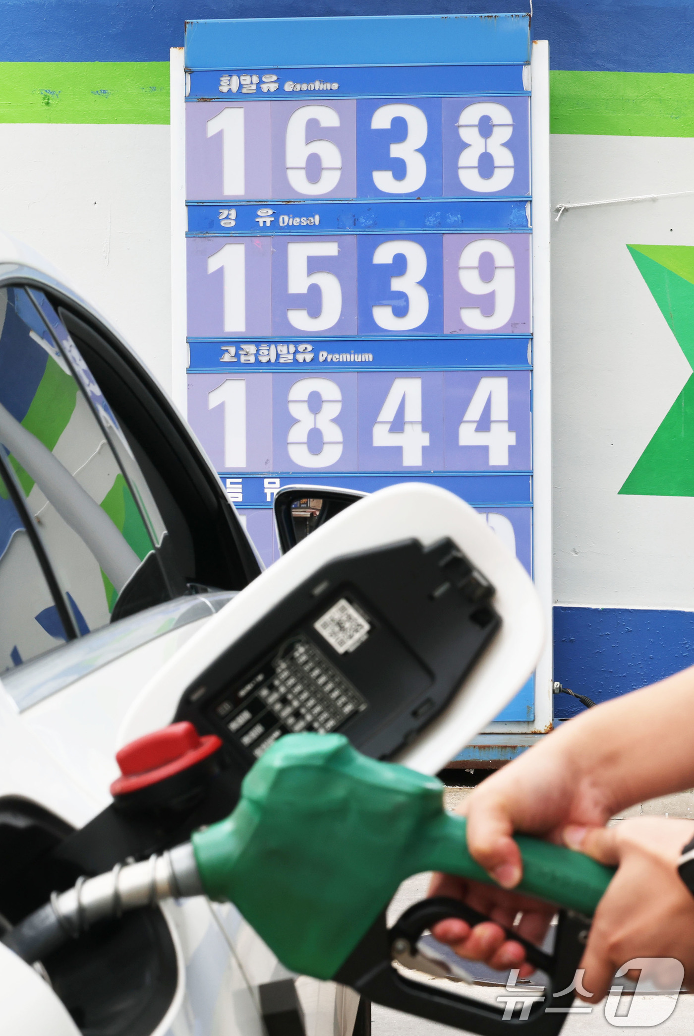 (서울=뉴스1) 이광호 기자 = 전국 주유소 휘발유와 경유 가격이 3주 연속 동반 하락했다.한국석유공사에 따르면 8월 넷째 주 전국 주유소 휘발유 평균 판매가는 지난주보다 리터당 …