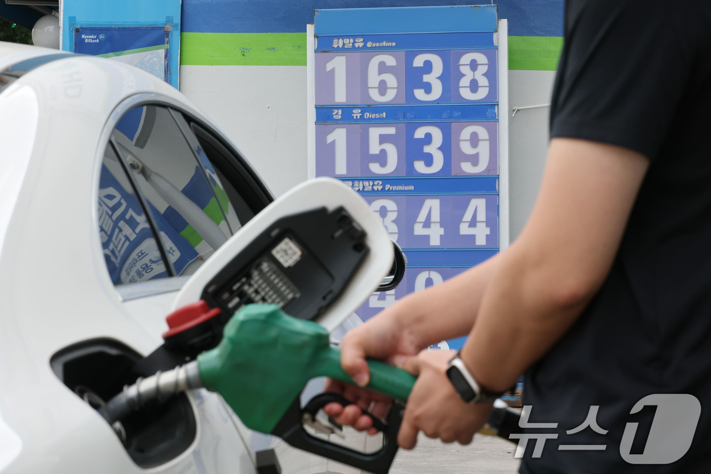(서울=뉴스1) 이광호 기자 = 전국 주유소 휘발유와 경유 가격이 3주 연속 동반 하락했다.한국석유공사에 따르면 8월 넷째 주 전국 주유소 휘발유 평균 판매가는 지난주보다 리터당 …