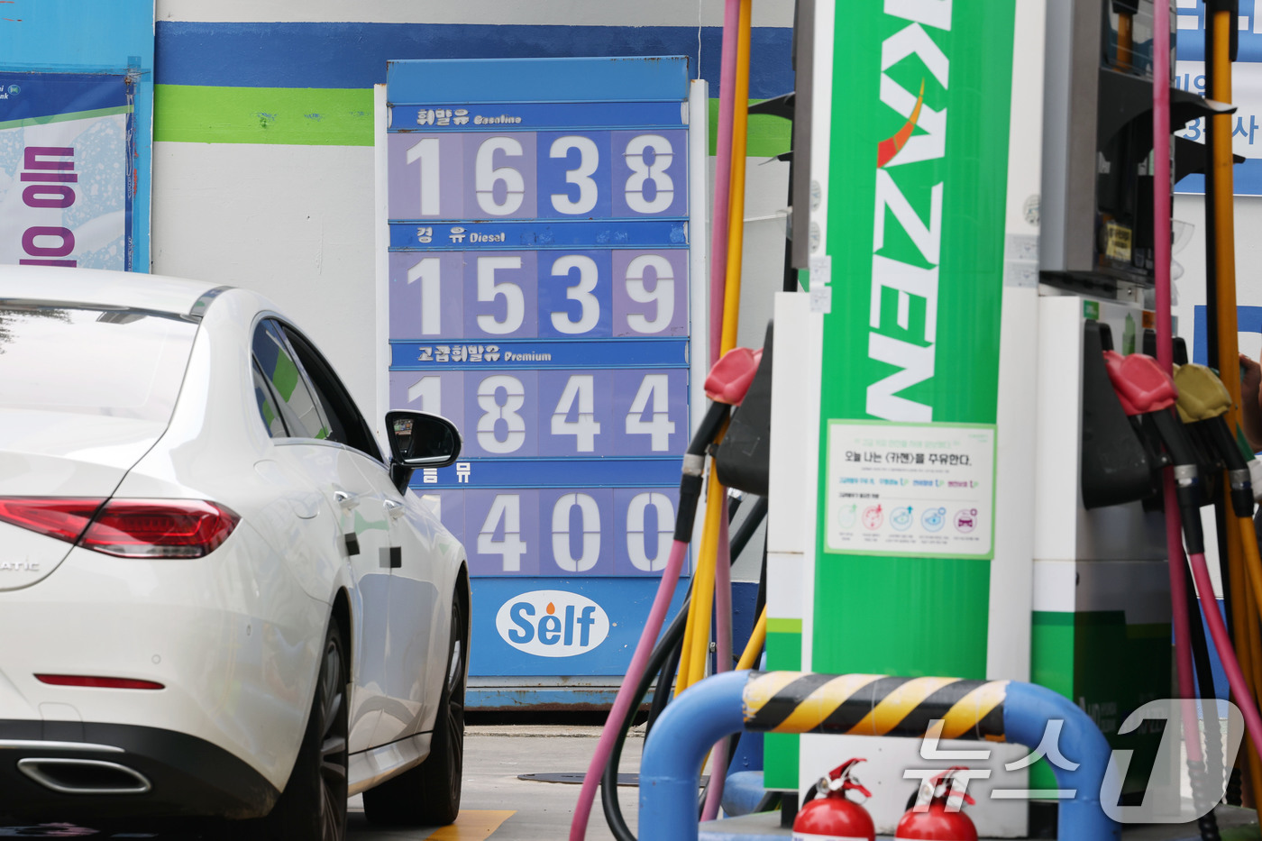 (서울=뉴스1) 이광호 기자 = 전국 주유소 휘발유와 경유 가격이 3주 연속 동반 하락했다.한국석유공사에 따르면 8월 넷째 주 전국 주유소 휘발유 평균 판매가는 지난주보다 리터당 …