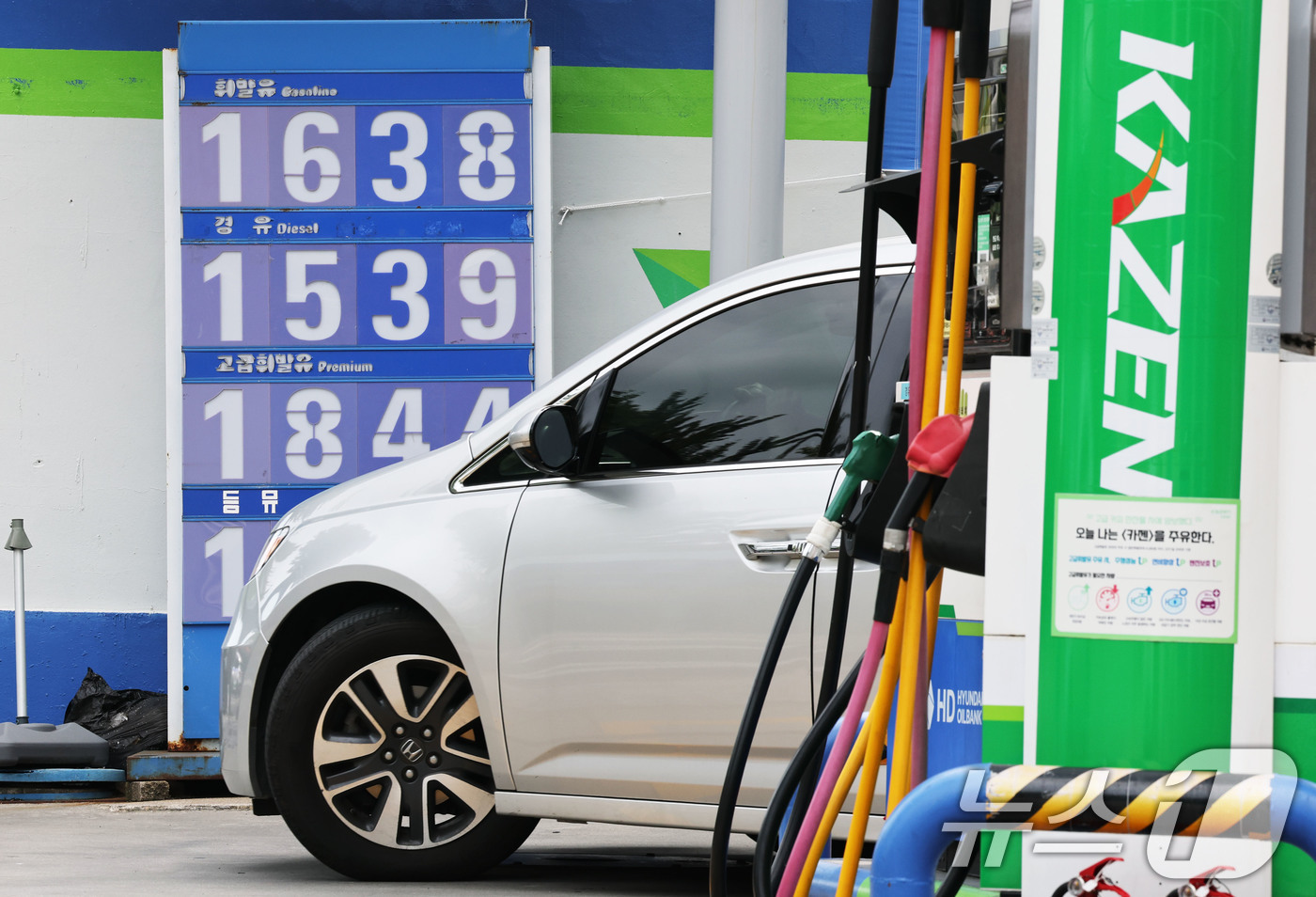 (서울=뉴스1) 이광호 기자 = 전국 주유소 휘발유와 경유 가격이 3주 연속 동반 하락했다.한국석유공사에 따르면 8월 넷째 주 전국 주유소 휘발유 평균 판매가는 지난주보다 리터당 …