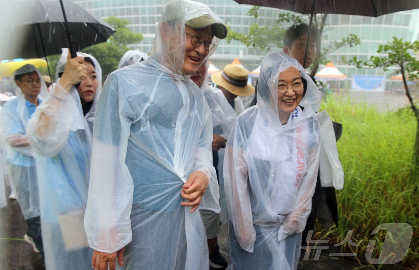 본문 이미지 - 한성숙 중소벤처기업부 장관이 31일 제주국제컨벤션센터에서 열린 제1회 전국 소상공인 한마음 걷기대회에서 참가자들과 걷고 있다.2025.8.31/뉴스1 ⓒ News1 홍수영 기자