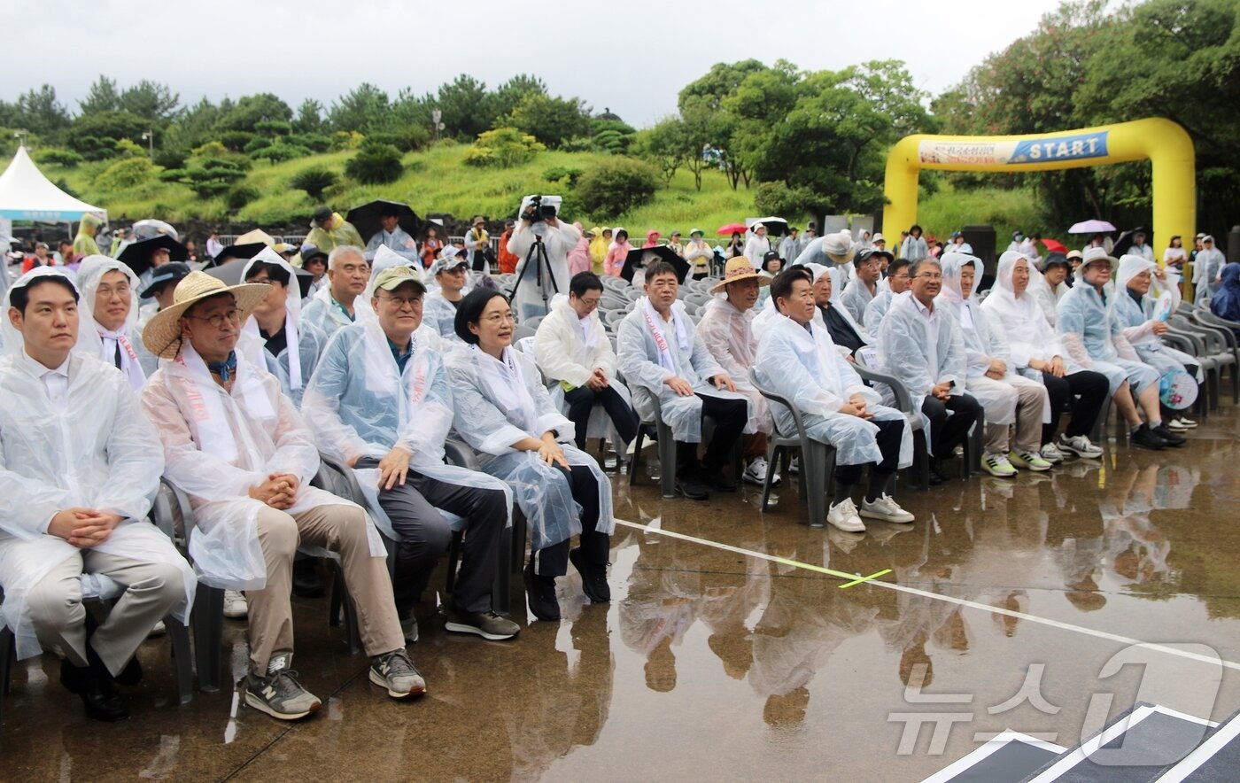 본문 이미지 - 31일 제주국제컨벤션센터에서 제1회 전국 소상공인 한마음 걷기대회 개회식이 열리고 있다.2025.8.31/뉴스1 ⓒ News1 홍수영 기자
