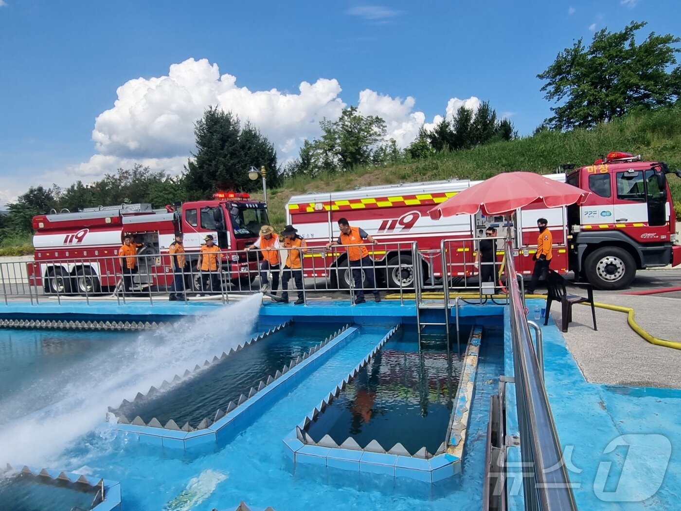 본문 이미지 - 31일 강원 강릉 홍제정수장에 전국에서 온 소방 물탱크차들이 물을 채워넣고 있다.&#40;강원소방본부 제공, 재판매 및 DB금지&#41; 2025.8.31/뉴스1 ⓒ News1 한귀섭 기자