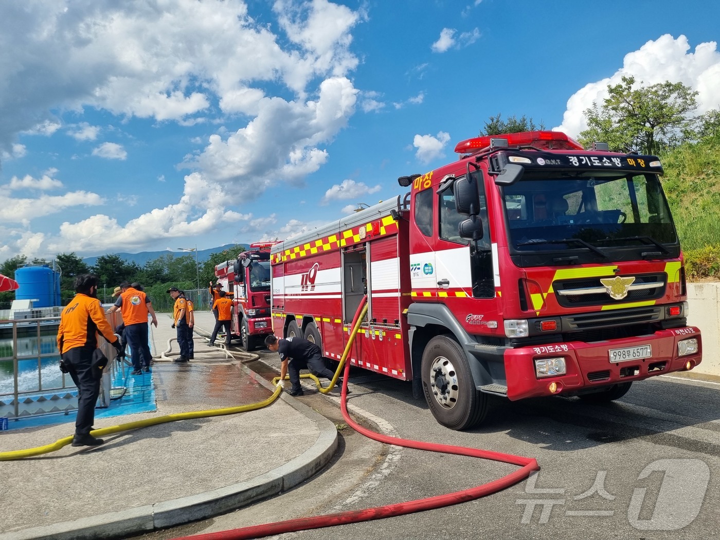 (강릉=뉴스1) 한귀섭 기자 = 31일 강원 강릉 홍제정수장에 전국에서 온 소방 물탱크차들이 물을 채워넣고 있다.(강원소방본부 제공, 재판매 및 DB금지) 2025.8.31/뉴스1 …