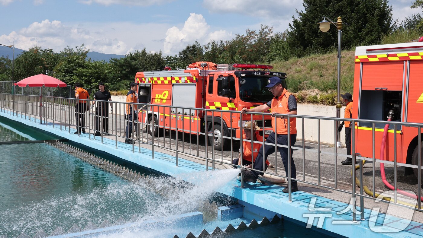 본문 이미지 - 31일 강원 강릉시 홍제정수장에서 전국에서 달려온 소방차들이 급수하고 있다. 2025.8.31/뉴스1 ⓒ News1 김성진 기자