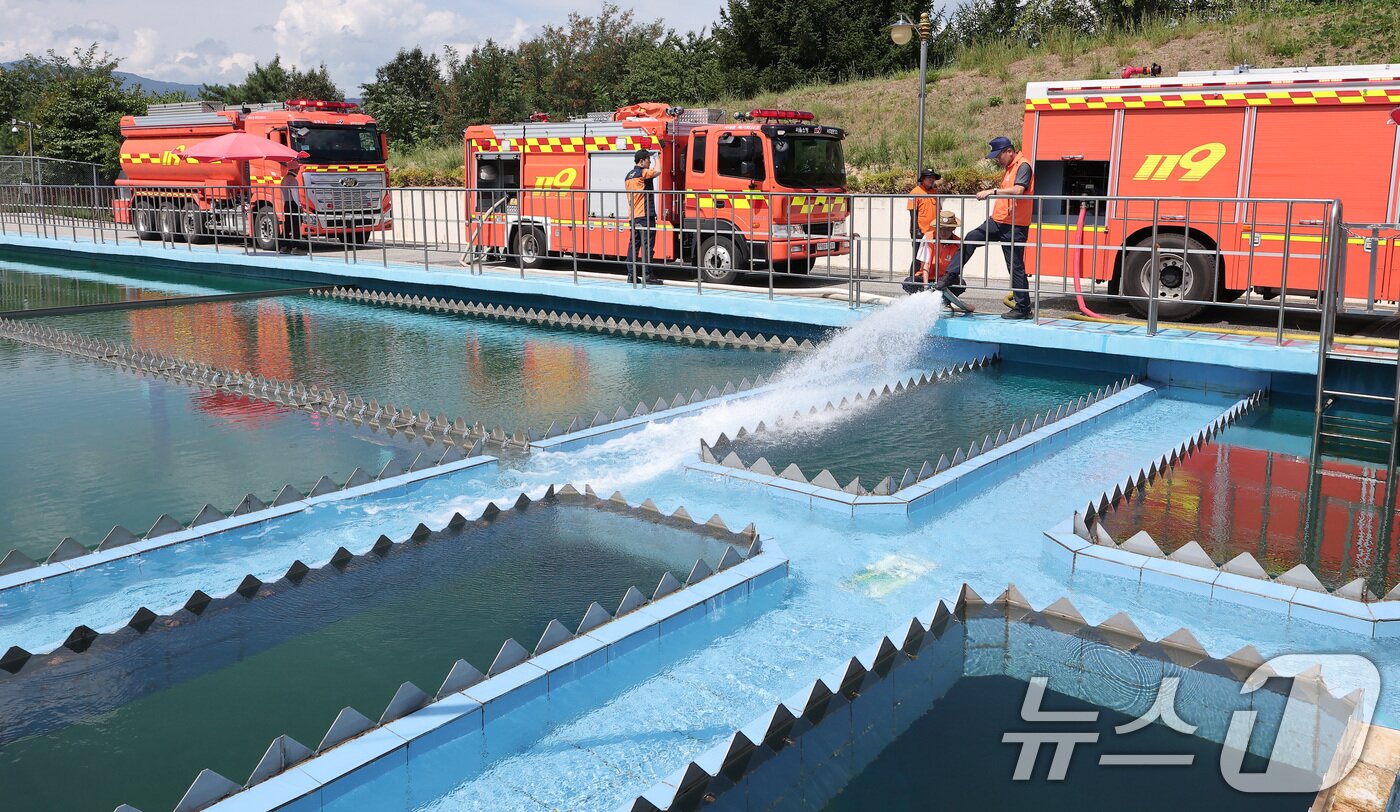 본문 이미지 - 31일 강원 강릉시 홍제정수장에서 전국에서 달려온 소방차들이 급수하고 있다. 2025.8.31/뉴스1 ⓒ News1 김성진 기자