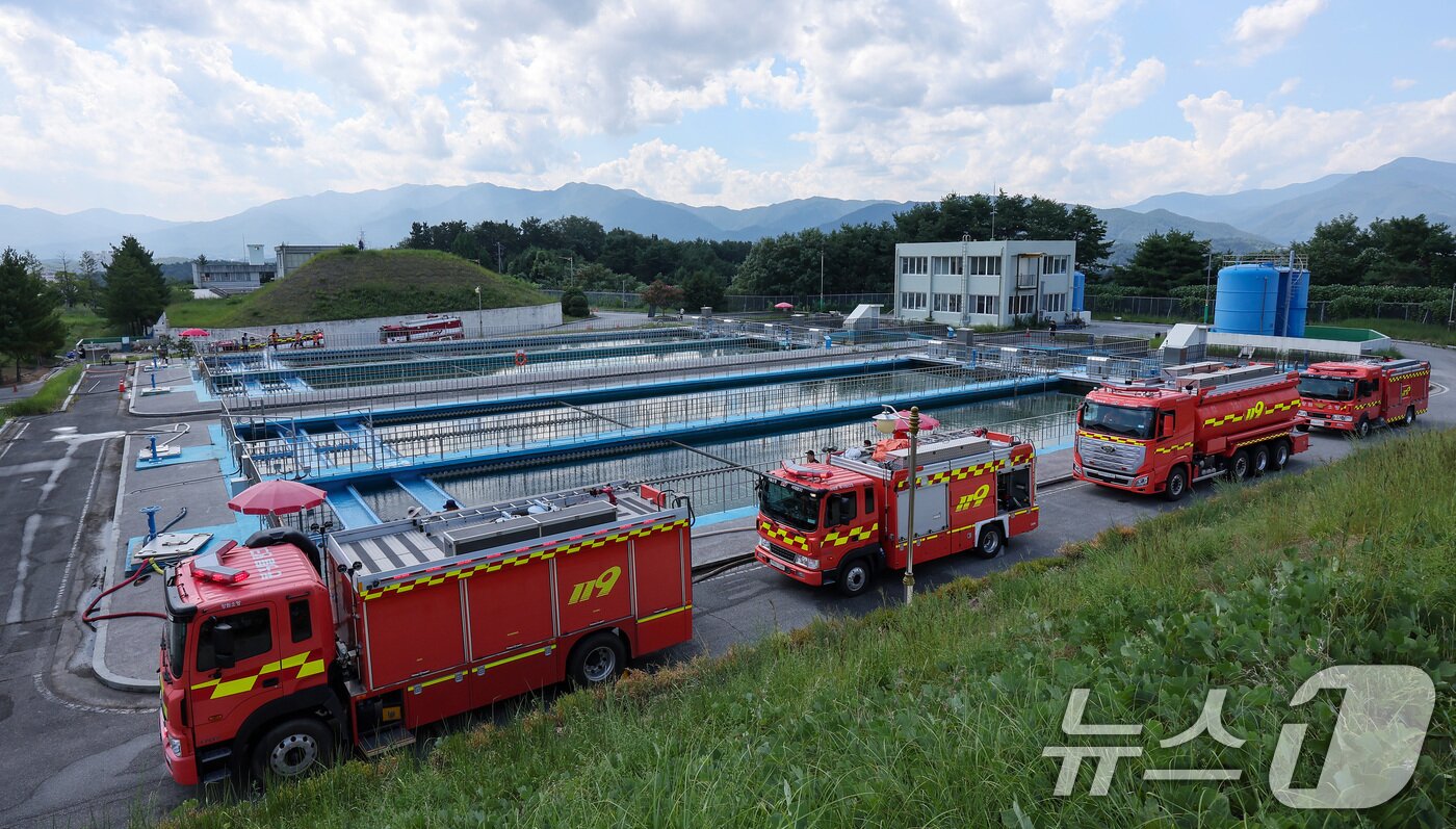 본문 이미지 - 31일 강원 강릉시 홍제정수장에서 전국에서 달려온 소방차들이 급수하고 있다. 2025.8.31/뉴스1 ⓒ News1 김성진 기자