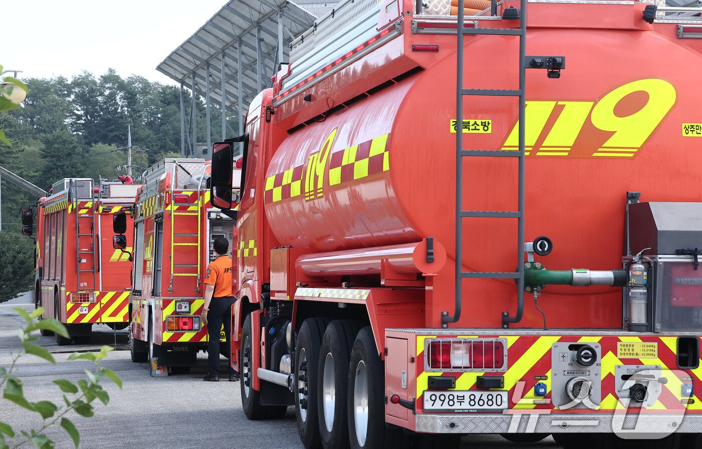 본문 이미지 - 지난 8월 31일 강원 강릉시 홍제정수장에서 전국에서 달려온 소방차들이 급수하고 있다.ⓒ News1 김성진 기자