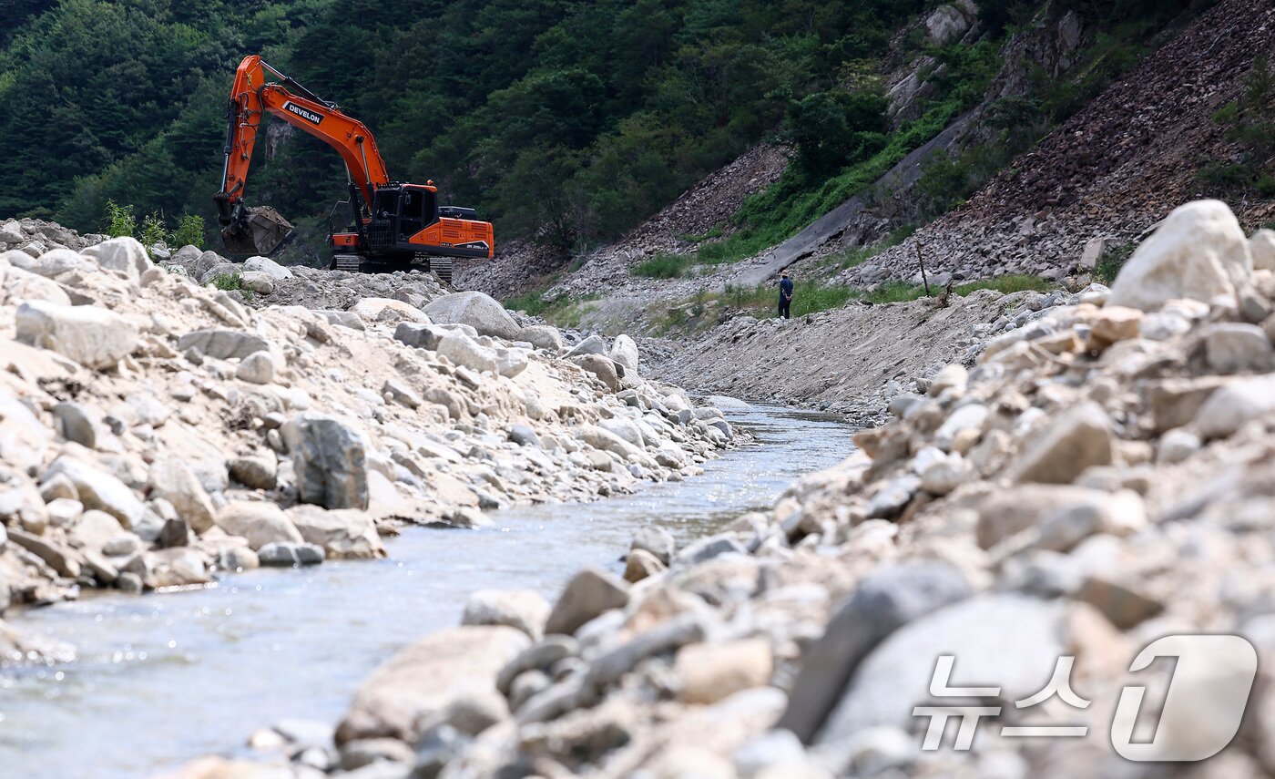 본문 이미지 - 31일 강원 강릉시 주요 상수원인 오봉저수지 상류에서 한 관계자가 포크레인으로 물길을 내고 있다. 2025.8.31/뉴스1 ⓒ News1 김성진 기자