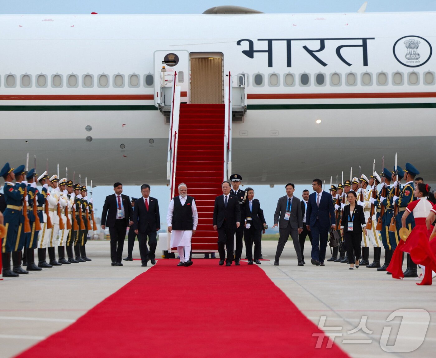 본문 이미지 - 나렌드라 모디 인도 총리가 상하이협력기구&#40;SCO&#41; 정상회의 참석을 위해 8월 30일 중국 톈진에 도착했다. 2025.8.30 ⓒ 로이터=뉴스1 ⓒ News1 정은지 특파원