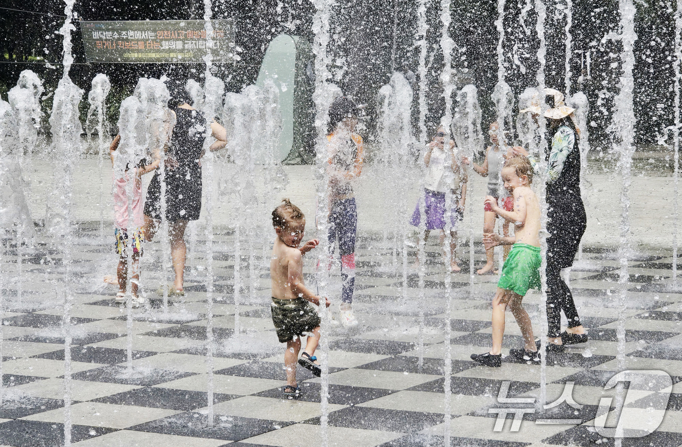 (서울=뉴스1) 황덕현 기후환경전문기자 = 무더운 날씨가 지속되는 가운데 31일 서울 성동구 서울숲에서 시민들이 바닥 분수에서 나오는 물줄기를 맞으며 더위를 식히고 있다.2025. …