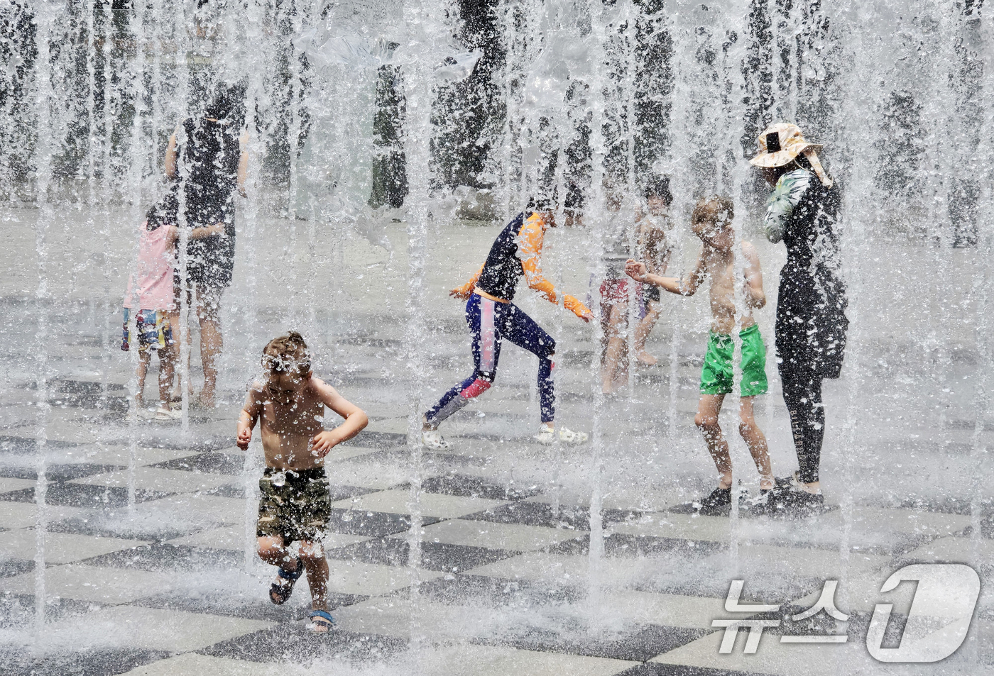 (서울=뉴스1) 황덕현　기후환경전문기자 = 무더운 날씨가 지속되는 가운데 31일 서울 성동구 서울숲에서 시민들이 바닥 분수에서 나오는 물줄기를 맞으며 더위를 식히고 있다.2025. …