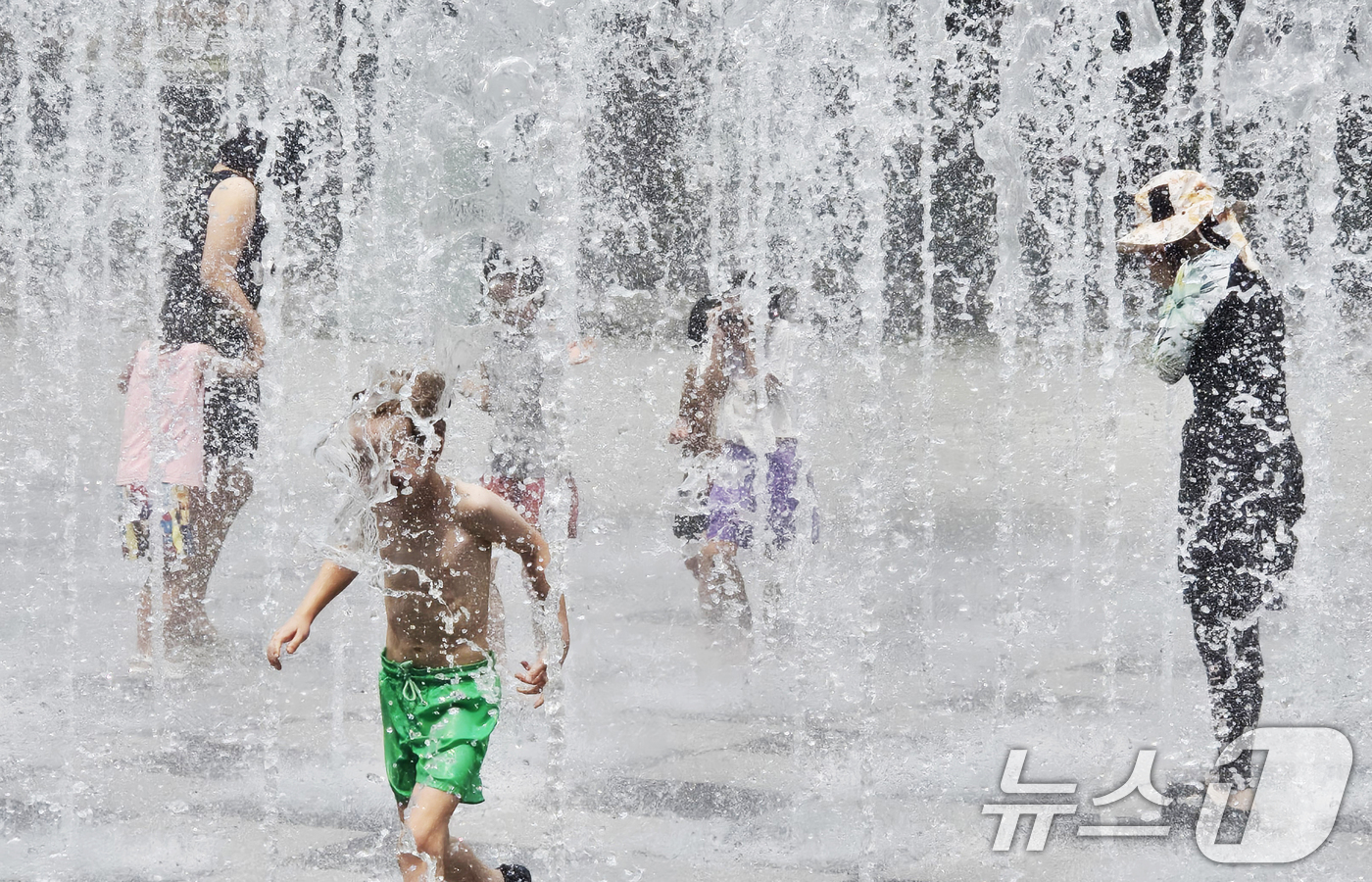 (서울=뉴스1) 황덕현　기후환경전문기자 = 무더운 날씨가 지속되는 가운데 31일 서울 성동구 서울숲에서 시민들이 바닥 분수에서 나오는 물줄기를 맞으며 더위를 식히고 있다.2025. …