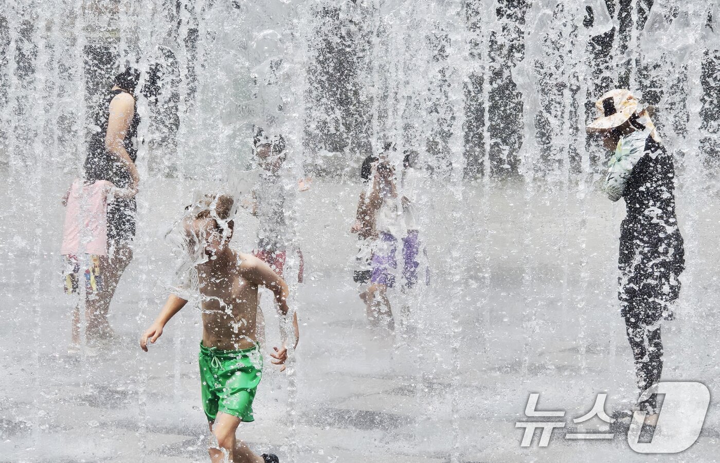 본문 이미지 - 서울 성동구 서울숲에서 시민들이 바닥 분수에서 나오는 물줄기를 맞으며 더위를 식히고 있다.2025.8.31/뉴스1 ⓒ News1 황덕현 기후환경전문기자