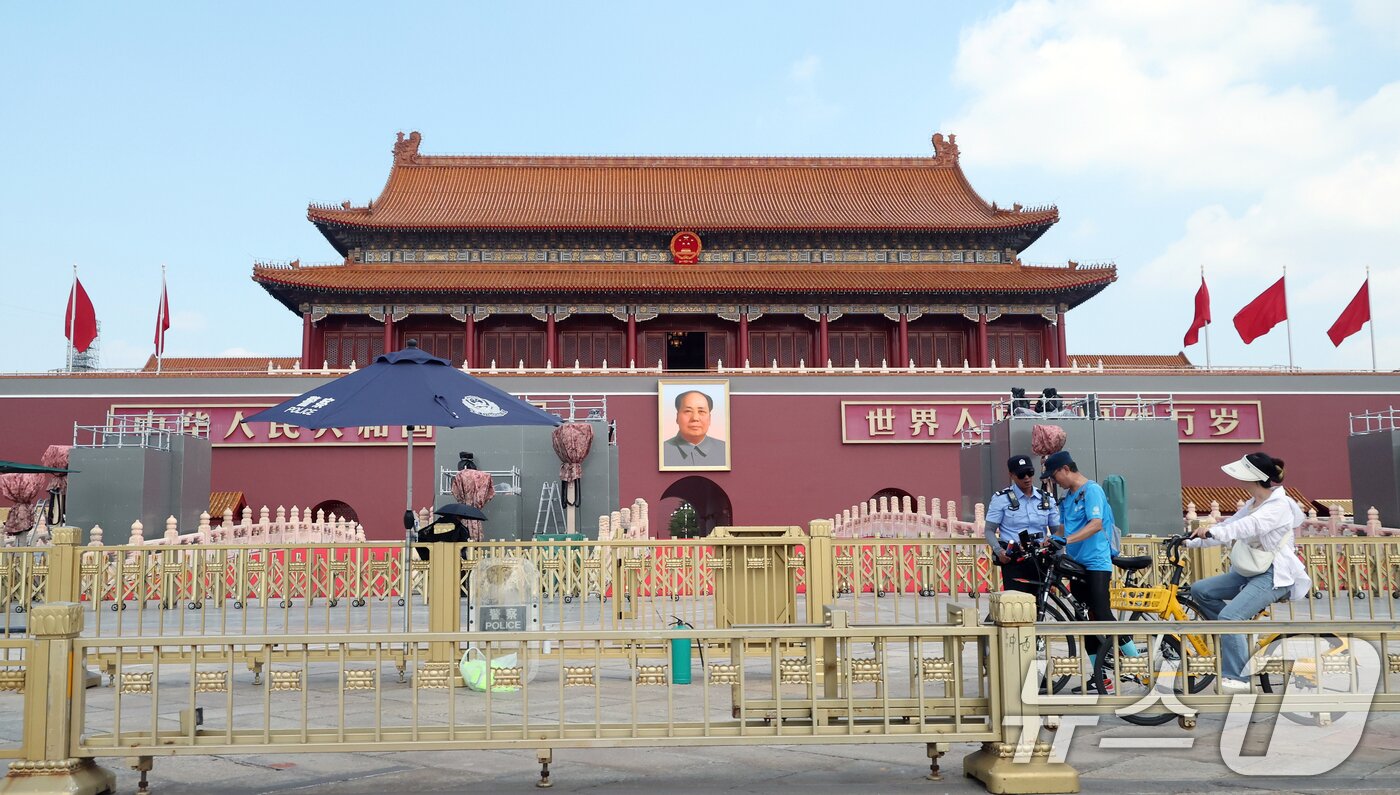 본문 이미지 - 중국의 항일전쟁 및 세계 반파시스트 전쟁&#40;제2차 세계대전&#41; 승리 80주년&#40;전승절&#41; 기념 열병식을 사흘 앞둔  지난달 31일 중국 베이징 천안문 앞으로 자전거를 탄 행인들이 지나고 있다. 2025.8.31/뉴스1 ⓒ News1 박정호 기자