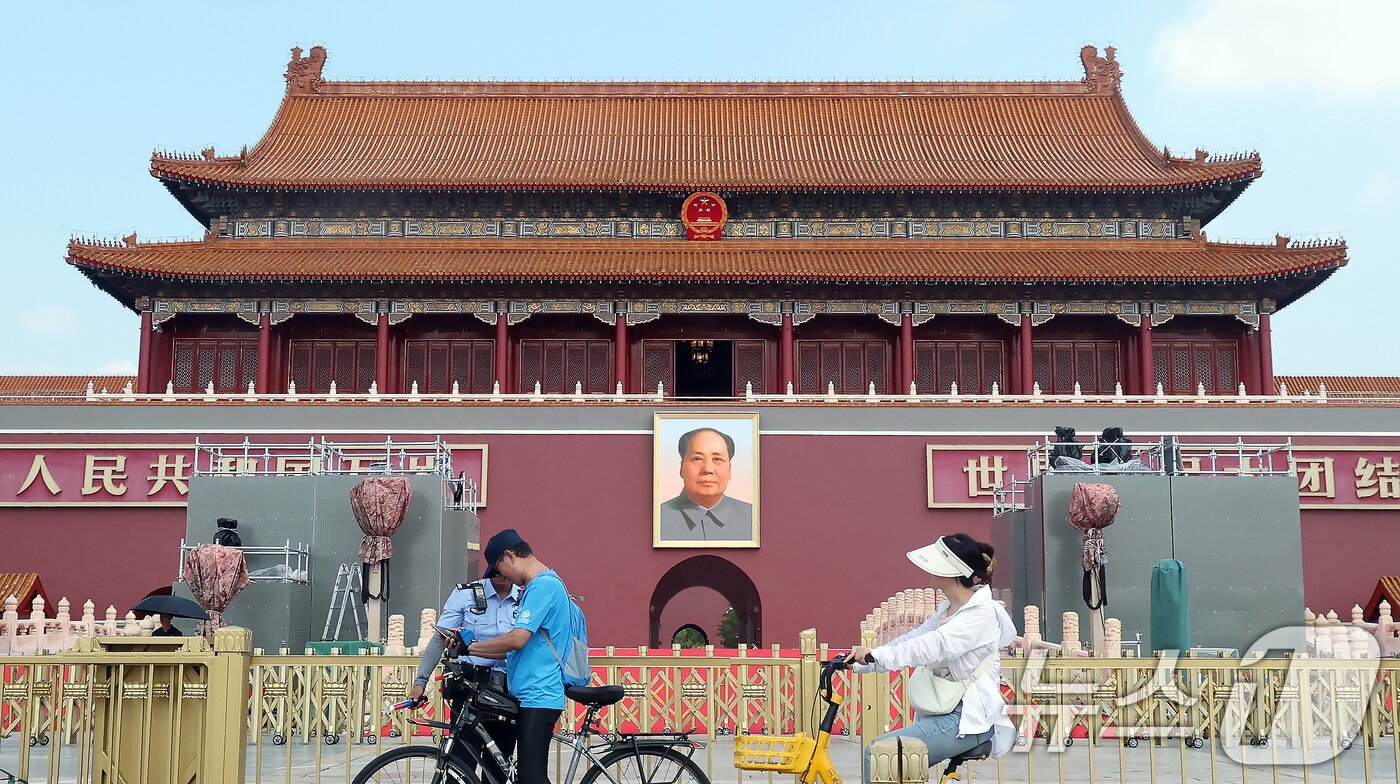 본문 이미지 - 중국의 항일전쟁 및 세계 반파시스트 전쟁&#40;제2차 세계대전&#41; 승리 80주년&#40;전승절&#41; 기념 열병식을 사흘 앞둔 31일 중국 베이징 천안문 앞으로 자전거를 탄 행인들이 지나고 있다. 2025.8.31/뉴스1 ⓒ News1 박정호 기자