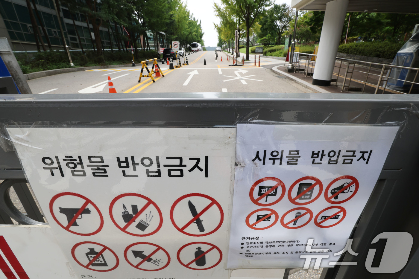 (서울=뉴스1) 이광호 기자 = 윤석열 전 대통령의 내란 혐의 재판을 앞두고 법원이 보안 검색을 강화한다.서울고등법원은 윤 전 대통령의 내란 우두머리 혐의 재판 16차 공판기일이 …