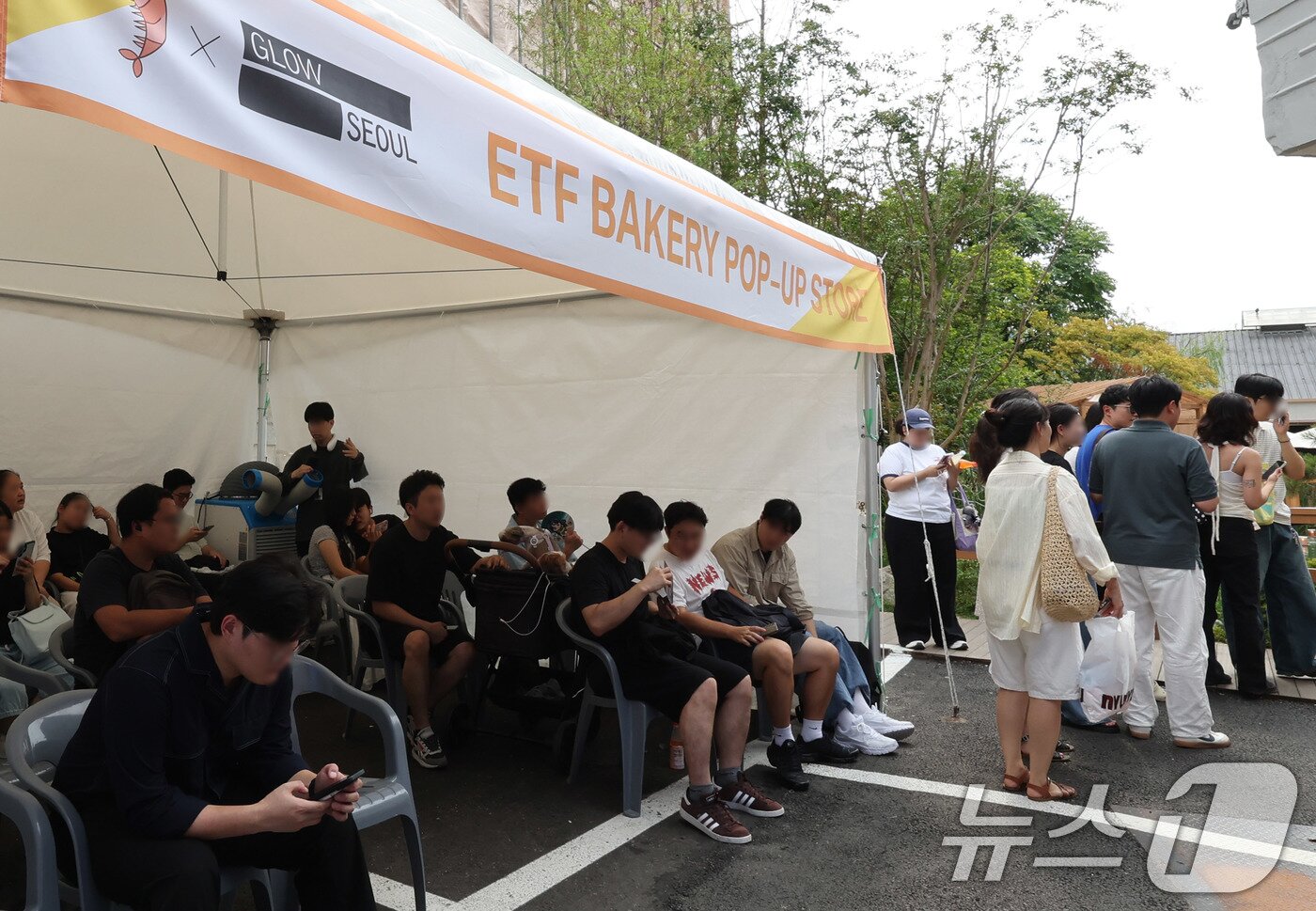 본문 이미지 - 31일 서울 성동구 글로우 성수에 연 경제유튜버 슈카의 ETF 베이커리 팝업 스토어에서 시민들이 2차 빵판매 시간을 기다리고 있다. 2025.8.31/뉴스1 ⓒ News1 박지혜 기자