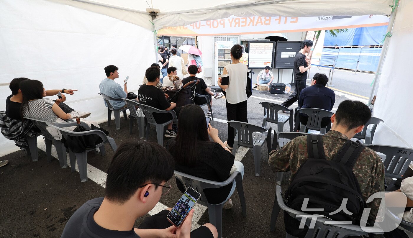 본문 이미지 - 31일 서울 성동구 글로우 성수에 연 경제유튜버 슈카의 ETF 베이커리 팝업 스토어에서 시민들이 2차 빵판매 시간을 기다리고 있다. 2025.8.31/뉴스1 ⓒ News1 박지혜 기자