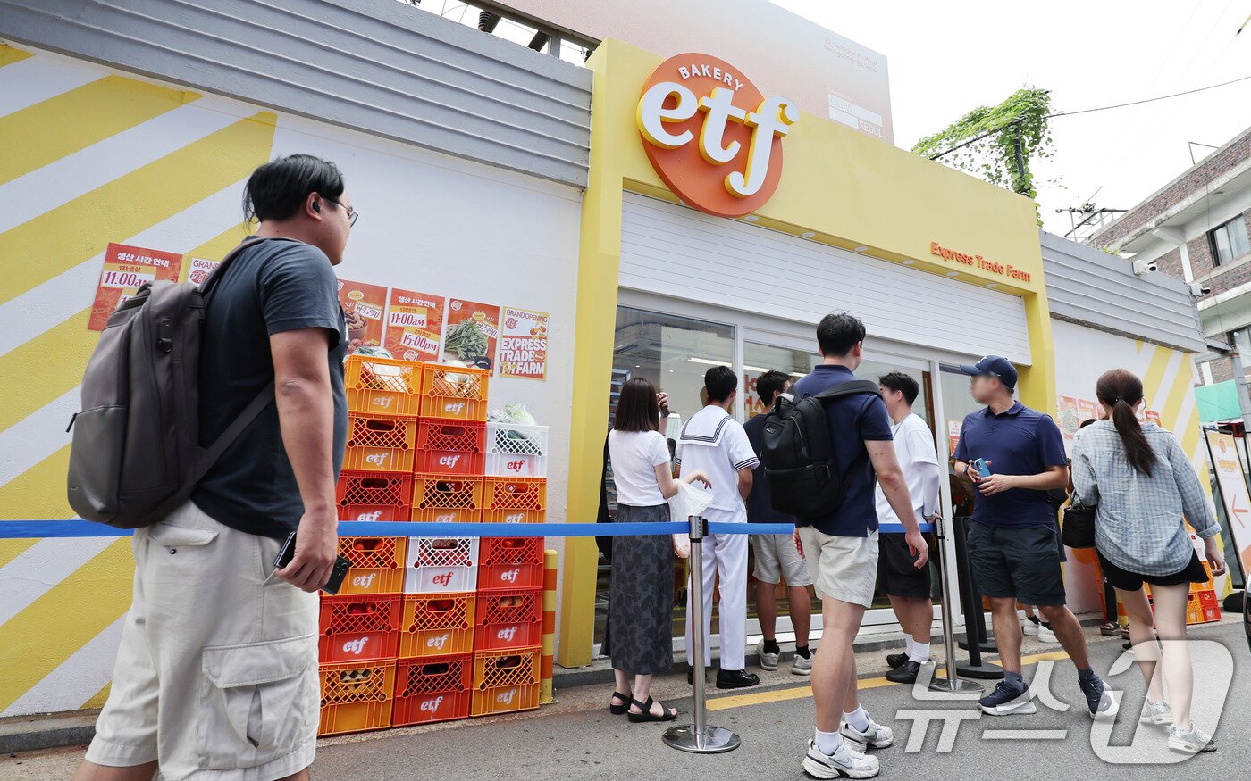 본문 이미지 - 31일 서울 성동구 글로우 성수에 연 경제유튜버 슈카의 ETF 베이커리 팝업 스토어에서 시민들이 2차 빵판매 시간을 기다리고 있다. 2025.8.31/뉴스1 ⓒ News1 박지혜 기자