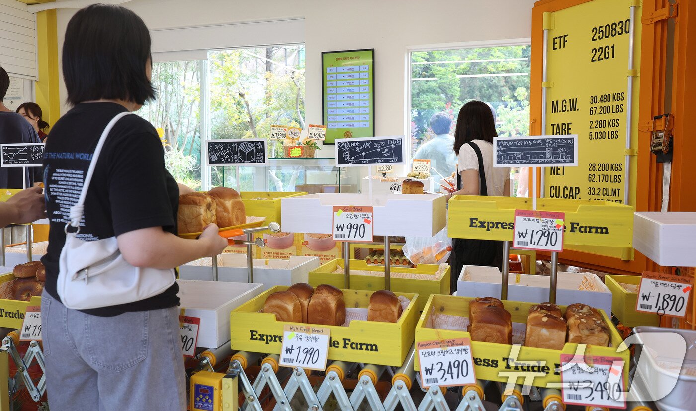 본문 이미지 - 31일 서울 성동구 글로우 성수에 연 경제유튜버 슈카의 ETF 베이커리 팝업 스토어에 990원 소금빵이 1차 매진된 모습이다.  2025.8.31/뉴스1 ⓒ News1 박지혜 기자