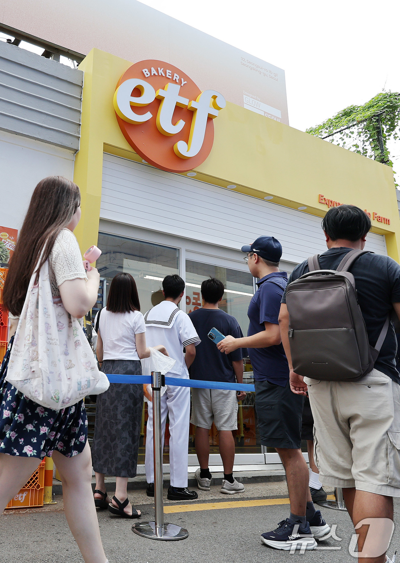 (서울=뉴스1) 박지혜 기자 = 31일 서울 성동구 글로우 성수에 연 경제유튜버 슈카의 ETF 베이커리 팝업 스토어가 북적이고 있다.'ETF 베이커리'는 소금빵, 베이글, 바게트, …