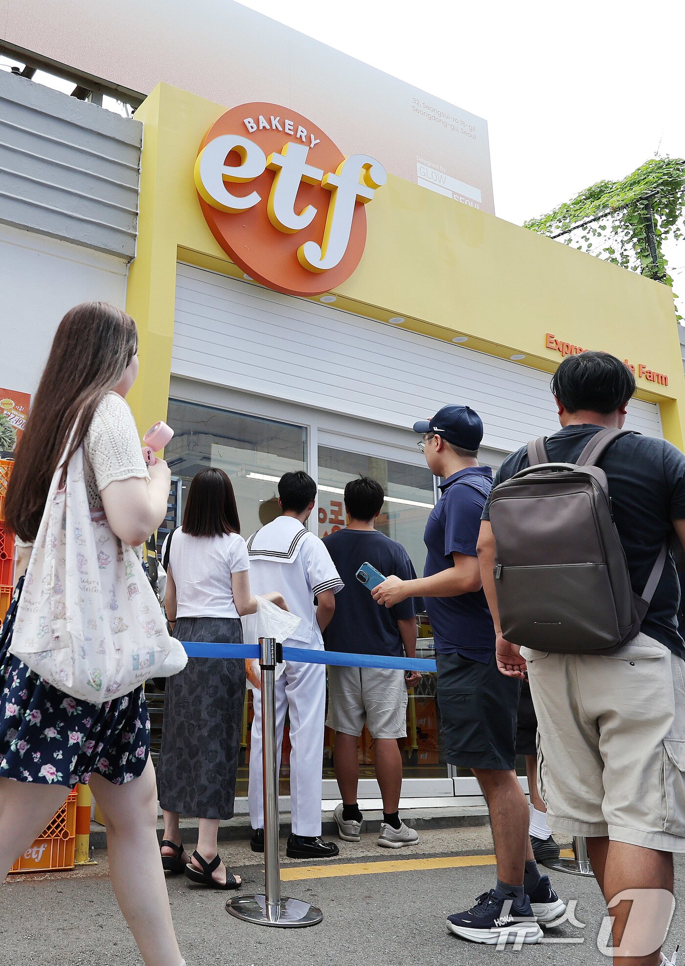 본문 이미지 - 31일 서울 성동구 글로우 성수에 연 경제유튜버 슈카의 ETF 베이커리 팝업 스토어가 북적이고 있다. &#39;ETF 베이커리&#39;는 소금빵, 베이글, 바게트, 식빵, 명란바게트, 단팥빵 등을 시중보다 훨씬 저렴하게 판매한다. 2025.8.31/뉴스1 ⓒ News1 박지혜 기자