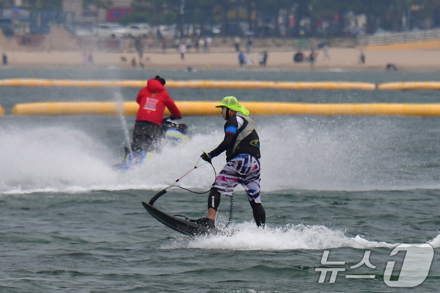 본문 이미지 - 8월의 마지막 날인 31일 오후 경북 포항시 북구 영일대해수욕장에서 제트보드 회원들이 물살을 가르고 있다. 2025.8.31/뉴스1 ⓒ News1 최창호 기자