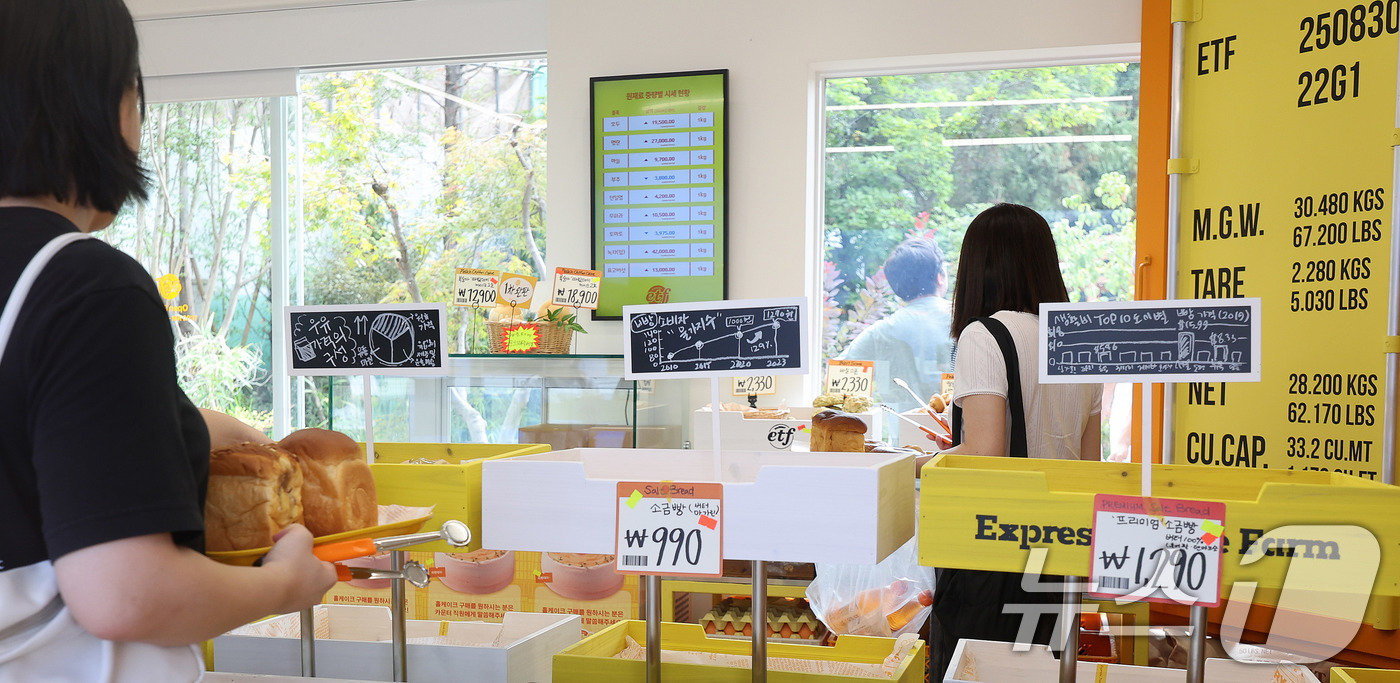 (서울=뉴스1) 박지혜 기자 = 31일 서울 성동구 글로우 성수에 연 경제유튜버 슈카의 ETF 베이커리 팝업 스토어에 990원 소금빵이 1차 매진된 모습이다.'ETF 베이커리'는 …