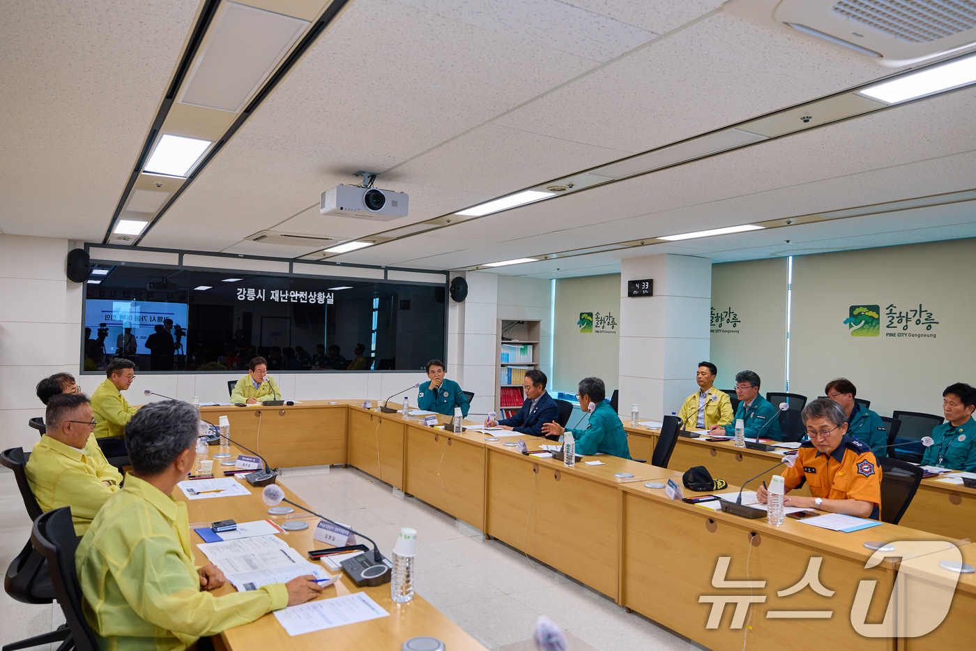 (서울=뉴스1) 허경 기자 = 이재명 대통령이 지난 30일 강원 강릉시청 재난안전상황실에서 가뭄 대책 회의를 주재하고 있다. (이재명 대통령 SNS. 재판매 및 DB 금지) 202 …