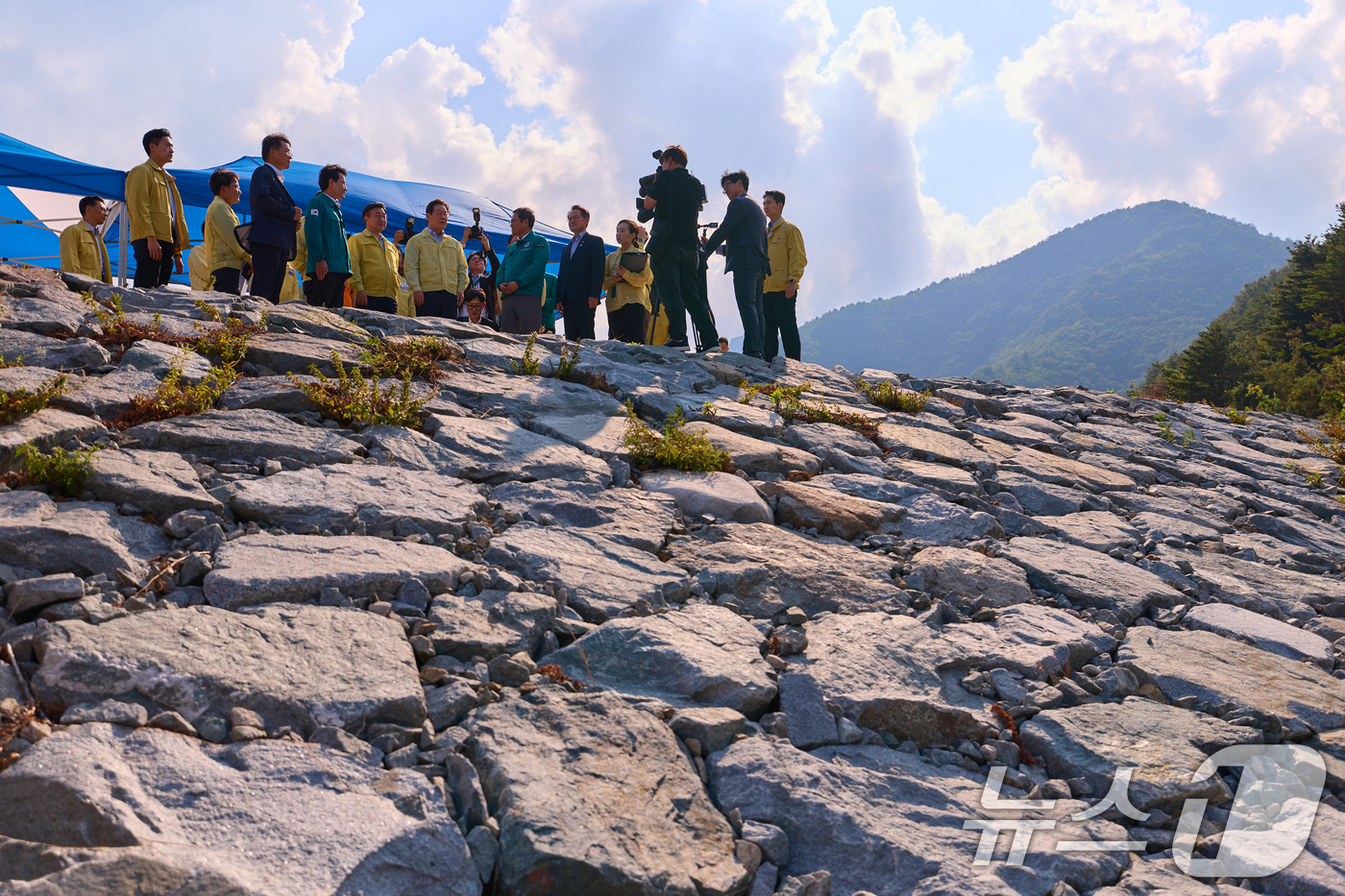 (서울=뉴스1) 허경 기자 = 이재명 대통령이 지난 30일 강원 강릉시 성산면 오봉저수지를 방문해 가뭄 피해 상황 등을 점검하고 있다. (이재명 대통령 SNS. 재판매 및 DB 금 …