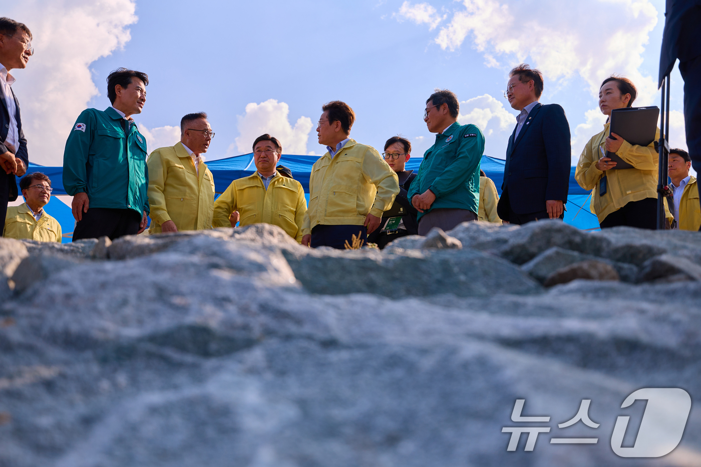 (서울=뉴스1) 허경 기자 = 이재명 대통령이 지난 30일 강원 강릉시 성산면 오봉저수지를 방문해 가뭄 피해 상황 등을 점검하고 있다. (이재명 대통령 SNS. 재판매 및 DB 금 …