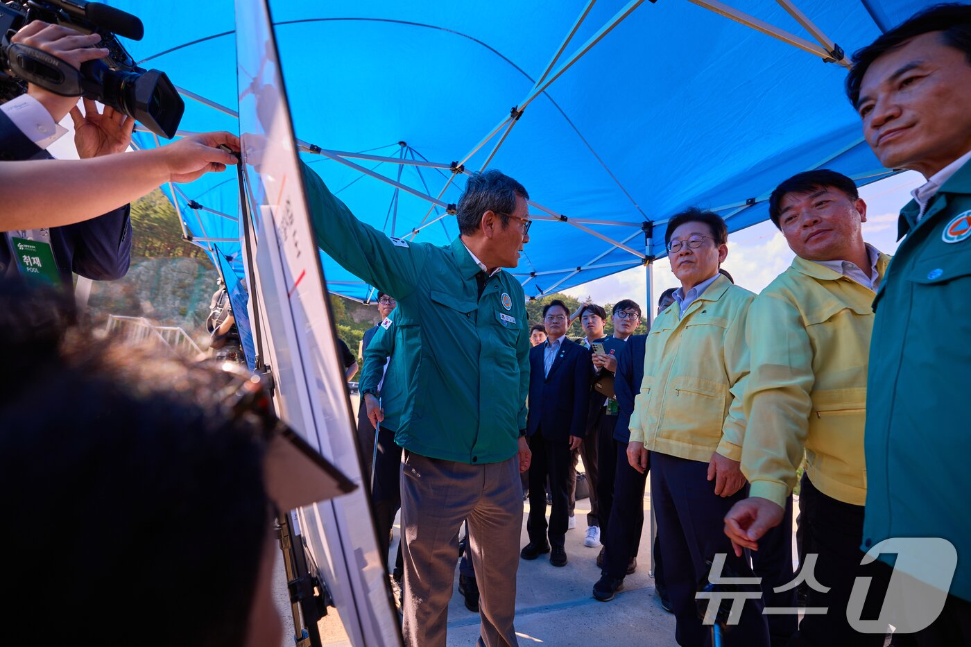 본문 이미지 - 이재명 대통령이 지난 30일 강원 강릉시 성산면 오봉저수지를 방문해 가뭄 피해 상황 등을 점검하고 있다. &#40;이재명 대통령 SNS. 재판매 및 DB 금지&#41; 2025.8.31/뉴스1 ⓒ News1 허경 기자