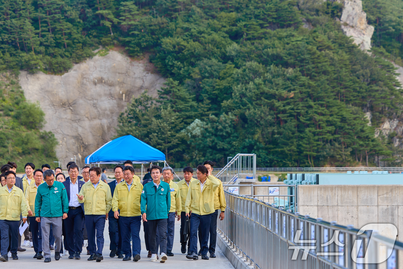 (서울=뉴스1) 허경 기자 = 이재명 대통령이 지난 30일 강원 강릉시 성산면 오봉저수지를 방문해 가뭄 피해 상황 등을 점검하고 있다. (이재명 대통령 SNS. 재판매 및 DB 금 …