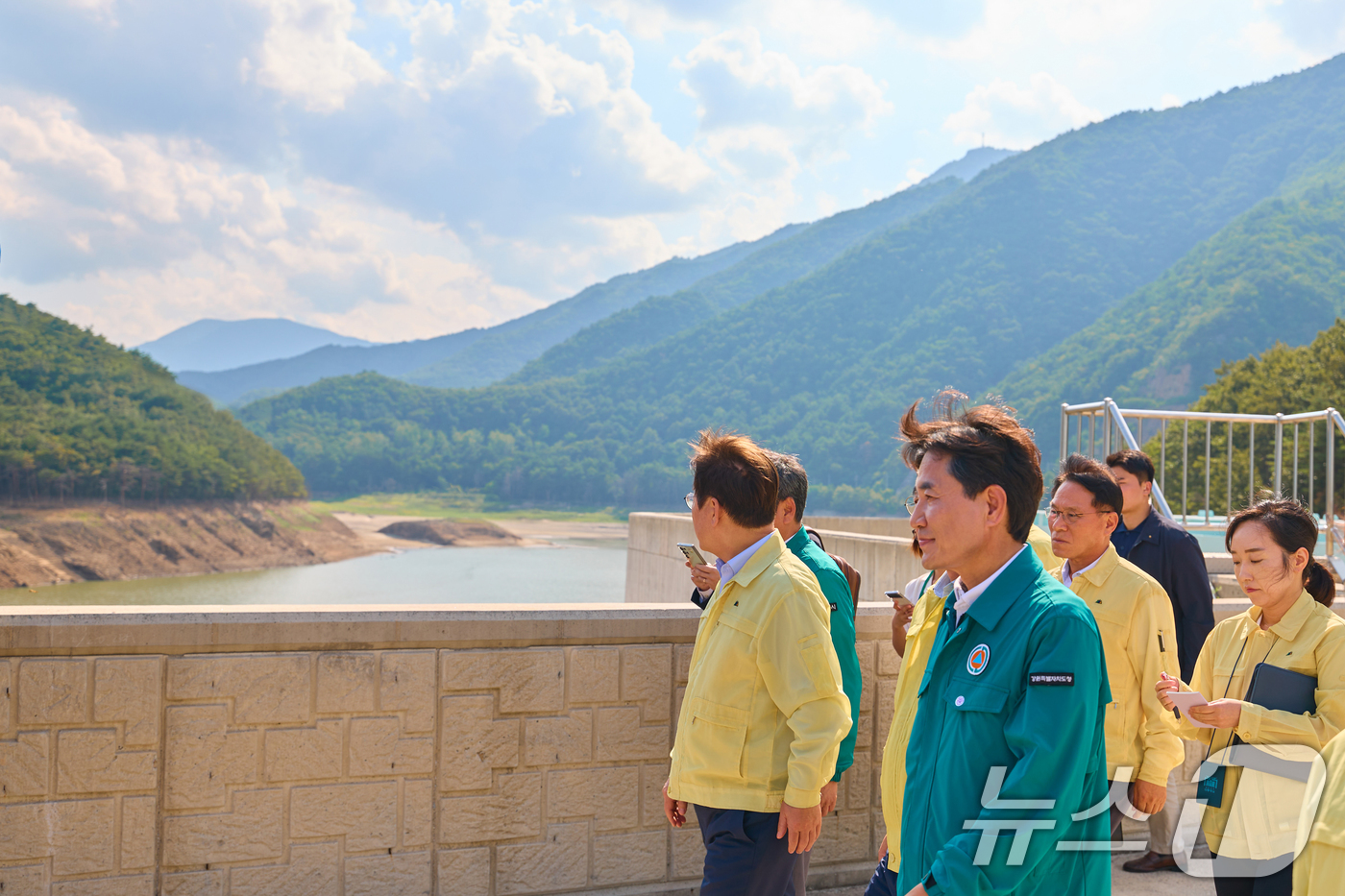 (서울=뉴스1) 허경 기자 = 이재명 대통령이 지난 30일 강원 강릉시 성산면 오봉저수지를 방문해 가뭄 피해 상황 등을 점검하고 있다. (이재명 대통령 SNS. 재판매 및 DB 금 …