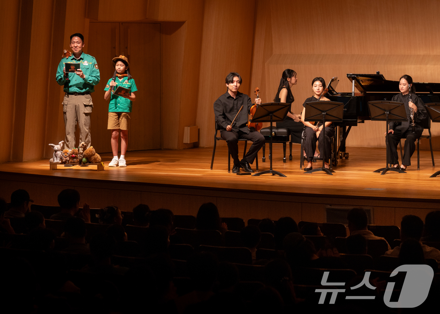 (서울=뉴스1) = 에버랜드가 어린이 생태교육 프로그램 '이큐브스쿨'의 일환으로 준비한 테마 음악회 '클래식 사파리'가 31일 세종문화회관에서 개최됐다. 이번 음악회는 에버랜드 경 …