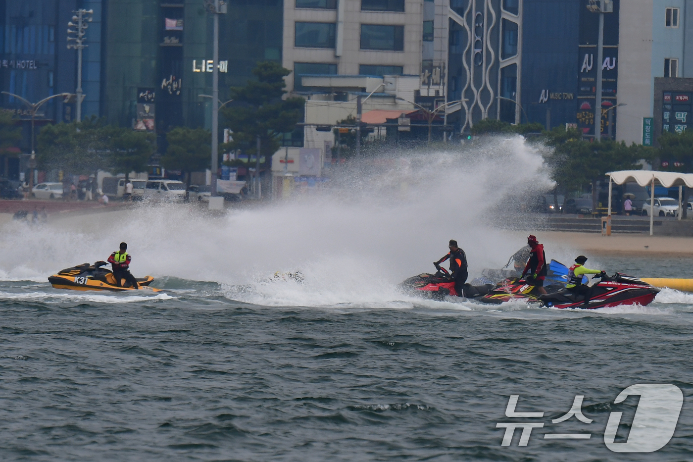 (포항=뉴스1) 최창호 기자 = 8월의 마지막 날인 31일 오후 경북 포항시 북구 영일대해수욕장에서 수상오토바이들이 물보라를 일으키고 있다. 2025.8.31/뉴스1