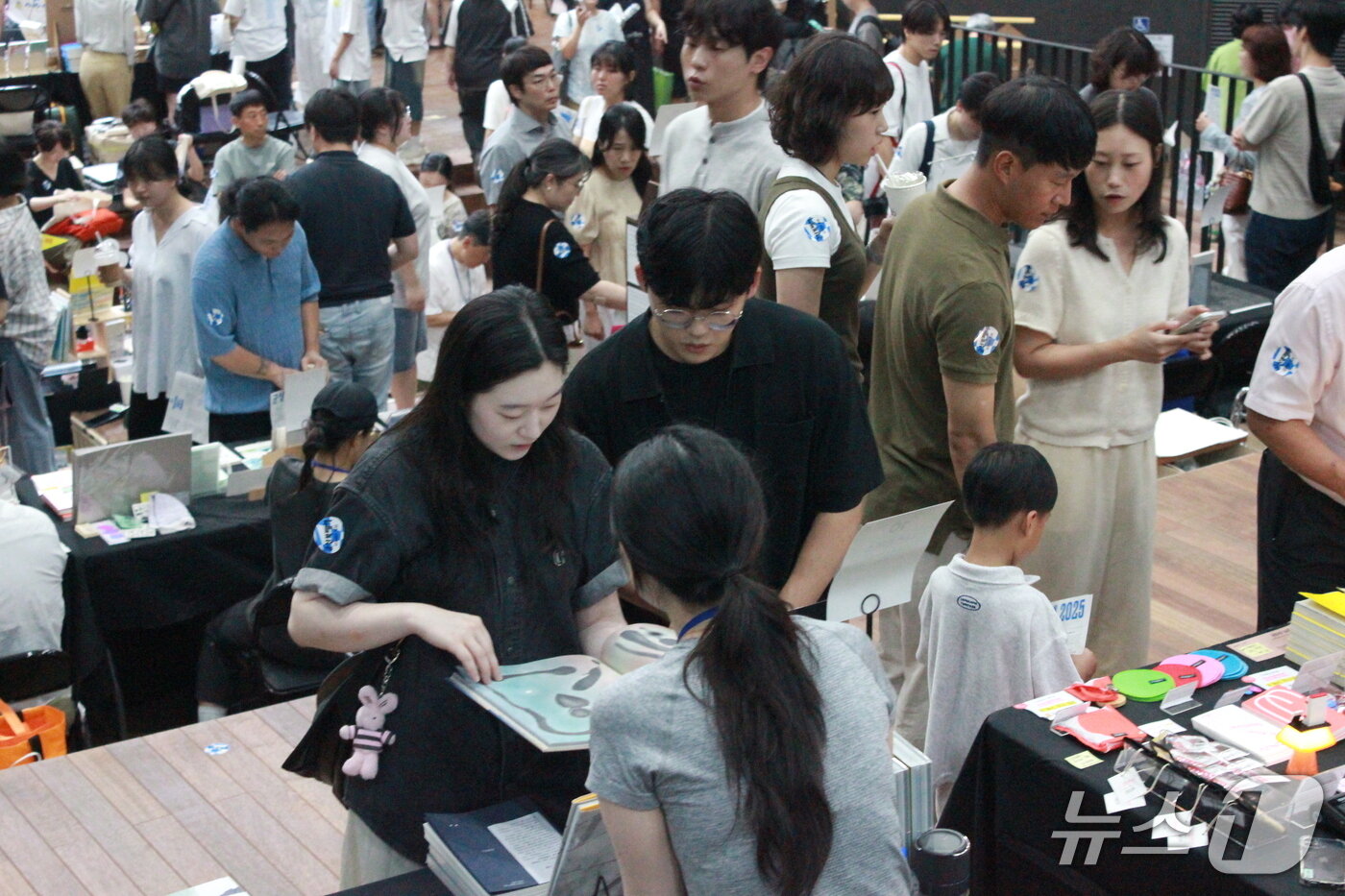 본문 이미지 - &#39;군산북페어 2025&#39;에서 방문객과 출판인이 대화를 나누고 있다. 2025.8.31/뉴스1 신준수 기자