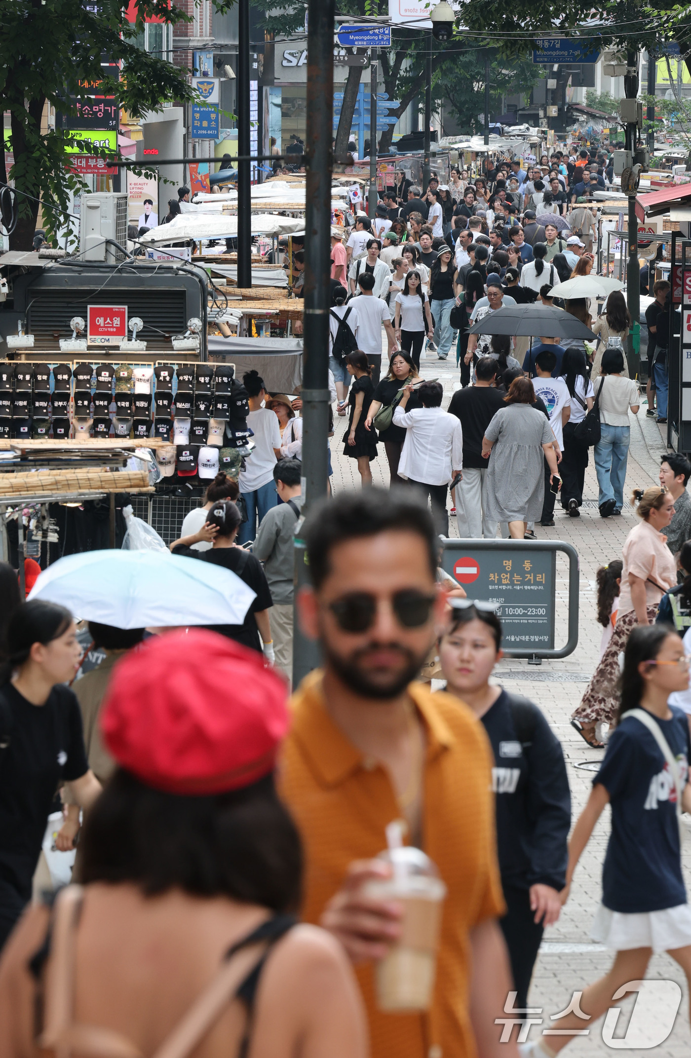 (서울=뉴스1) 이광호 기자 = 31일 서울 중구 명동거리가 외국인 관광객과 시민들로 붐비고 있다.한국관광공사가 발표한 2025년 7월 한국관광통계에 따르면 7월 외래 관광객은 1 …
