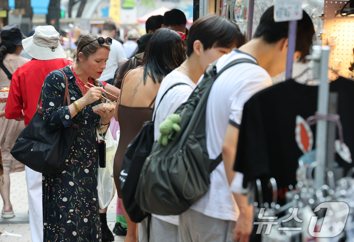 (서울=뉴스1) 이광호 기자 = 31일 서울 중구 명동거리가 외국인 관광객과 시민들로 붐비고 있다.한국관광공사가 발표한 2025년 7월 한국관광통계에 따르면 7월 외래 관광객은 1 …
