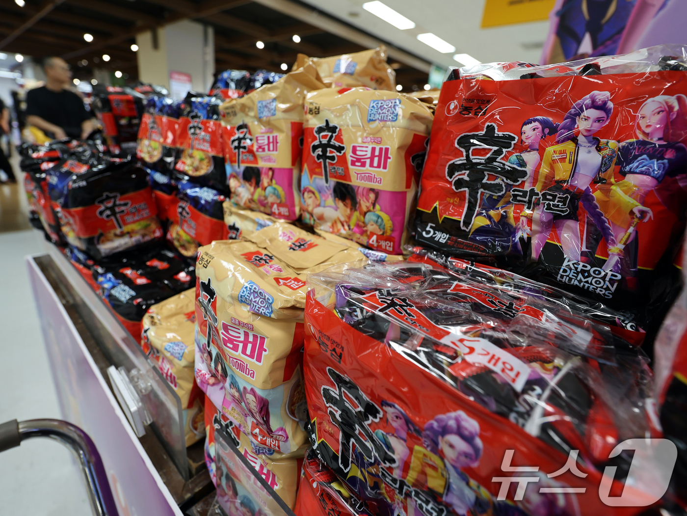 (서울=뉴스1) 황기선 기자 = 31일 서울 시내 한 마트에 농심과 넷플릭스가 협업한 '케이팝 데몬 헌터스' 스페셜 제품이 진열돼 있다.농심은 대표적인 제품인 신라면과 새우깡 등 …
