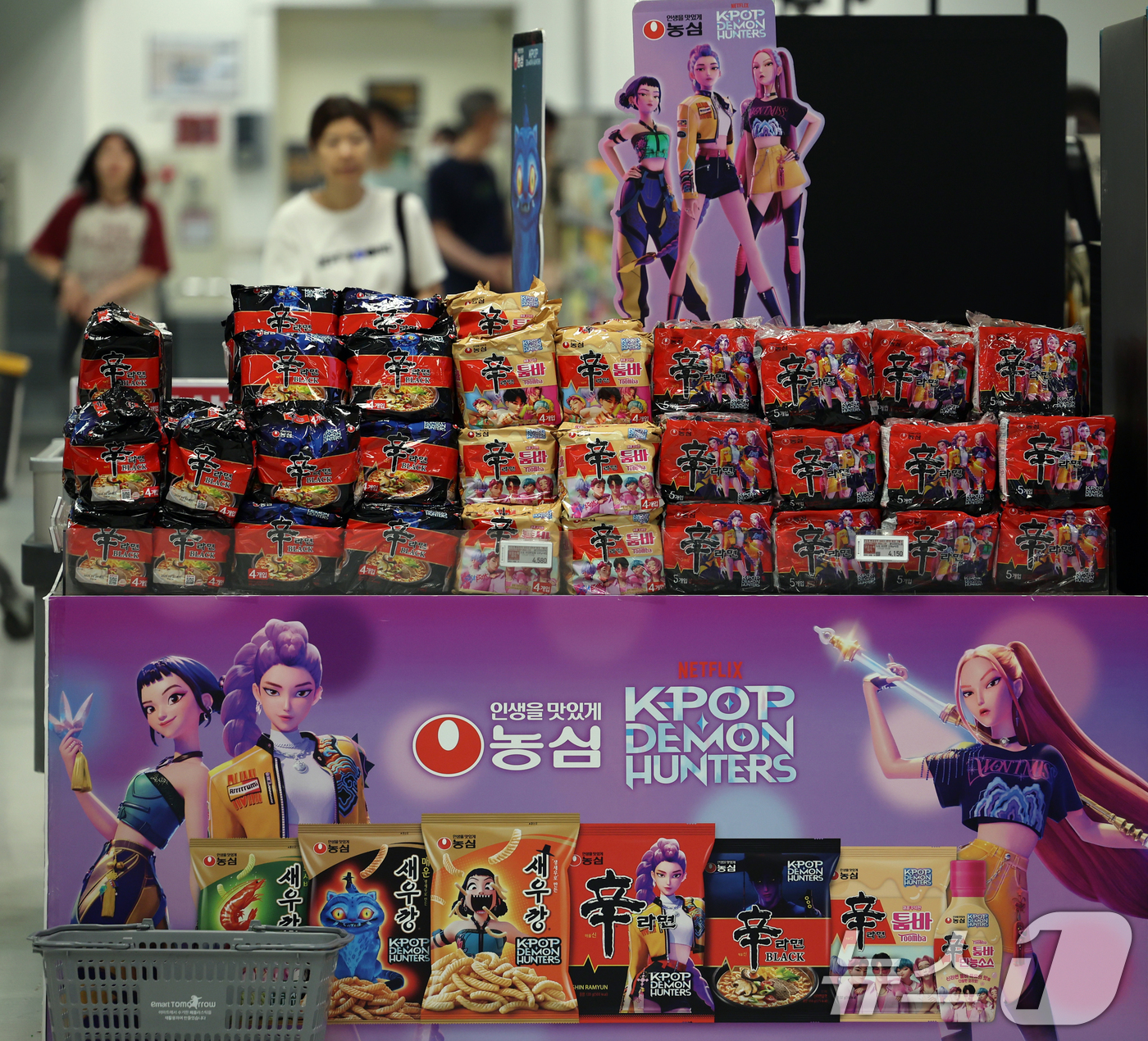 (서울=뉴스1) 황기선 기자 = 31일 서울 시내 한 마트에 농심과 넷플릭스가 협업한 '케이팝 데몬 헌터스' 스페셜 제품이 진열돼 있다.농심은 대표적인 제품인 신라면과 새우깡 등 …