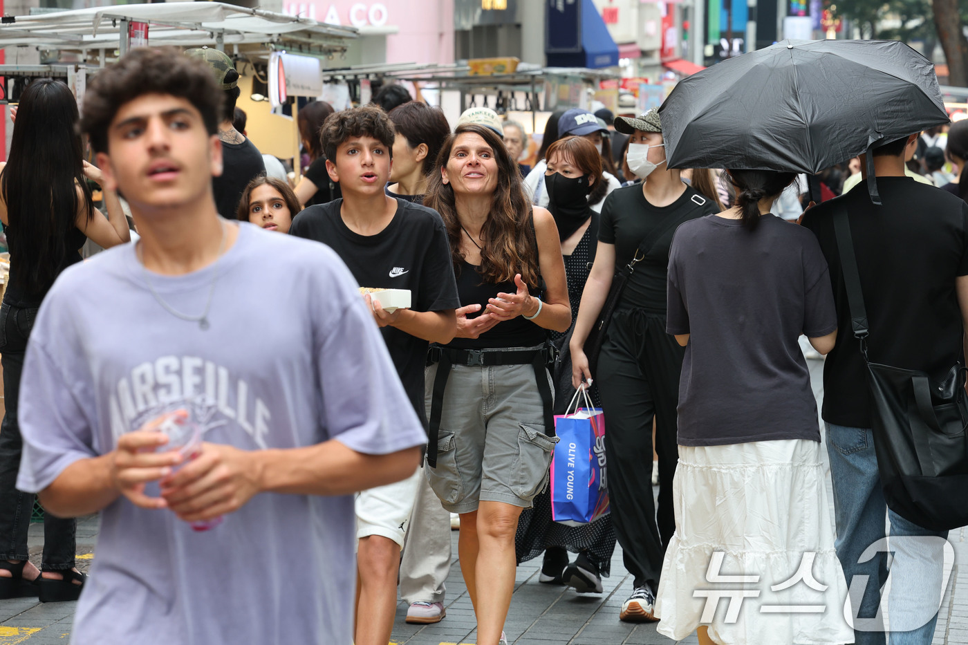 (서울=뉴스1) 이광호 기자 = 31일 서울 중구 명동거리가 외국인 관광객과 시민들로 붐비고 있다.한국관광공사가 발표한 2025년 7월 한국관광통계에 따르면 7월 외래 관광객은 1 …