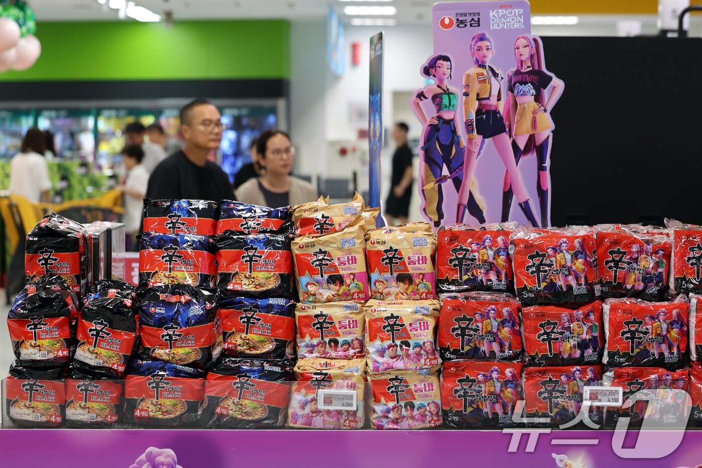본문 이미지 - 서울 시내 한 마트에 농심과 넷플릭스가 협업한 &#39;케이팝 데몬 헌터스&#39; 스페셜 제품이 진열돼 있다. 2025.8.31/뉴스1 ⓒ News1 황기선 기자