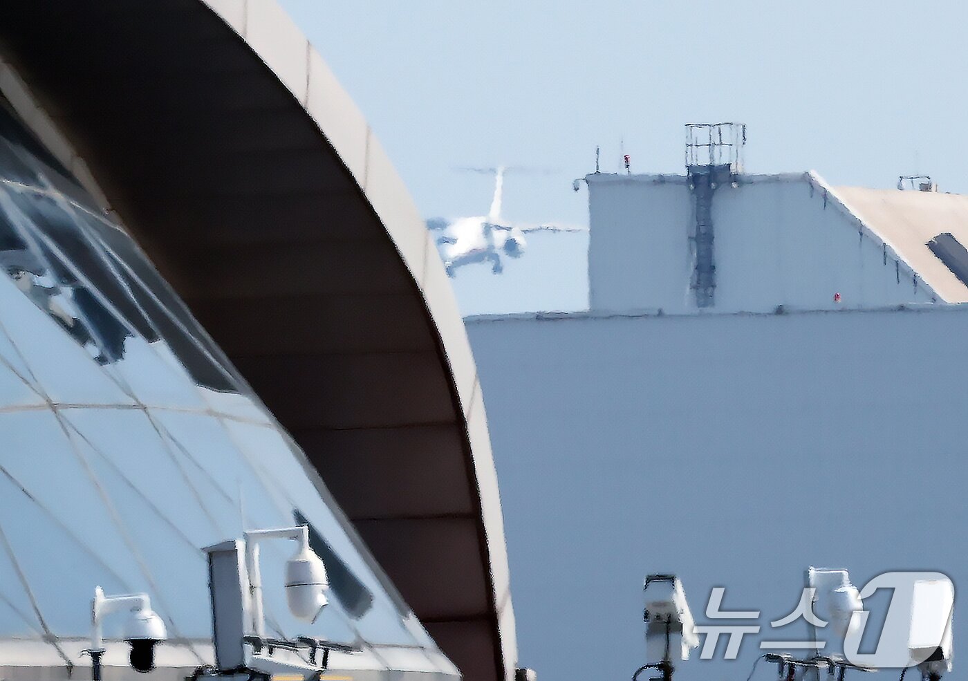 본문 이미지 - 중국의 항일전쟁 및 세계 반파시스트 전쟁&#40;제2차 세계대전&#41; 승리 80주년&#40;전승절&#41; 기념 열병식을 사흘 앞둔 31일 중국 베이징 서우두공항으로 북한 고려항공 항공기가 착륙하고 있다. 2025.8.31/뉴스1 ⓒ News1 박정호 기자
