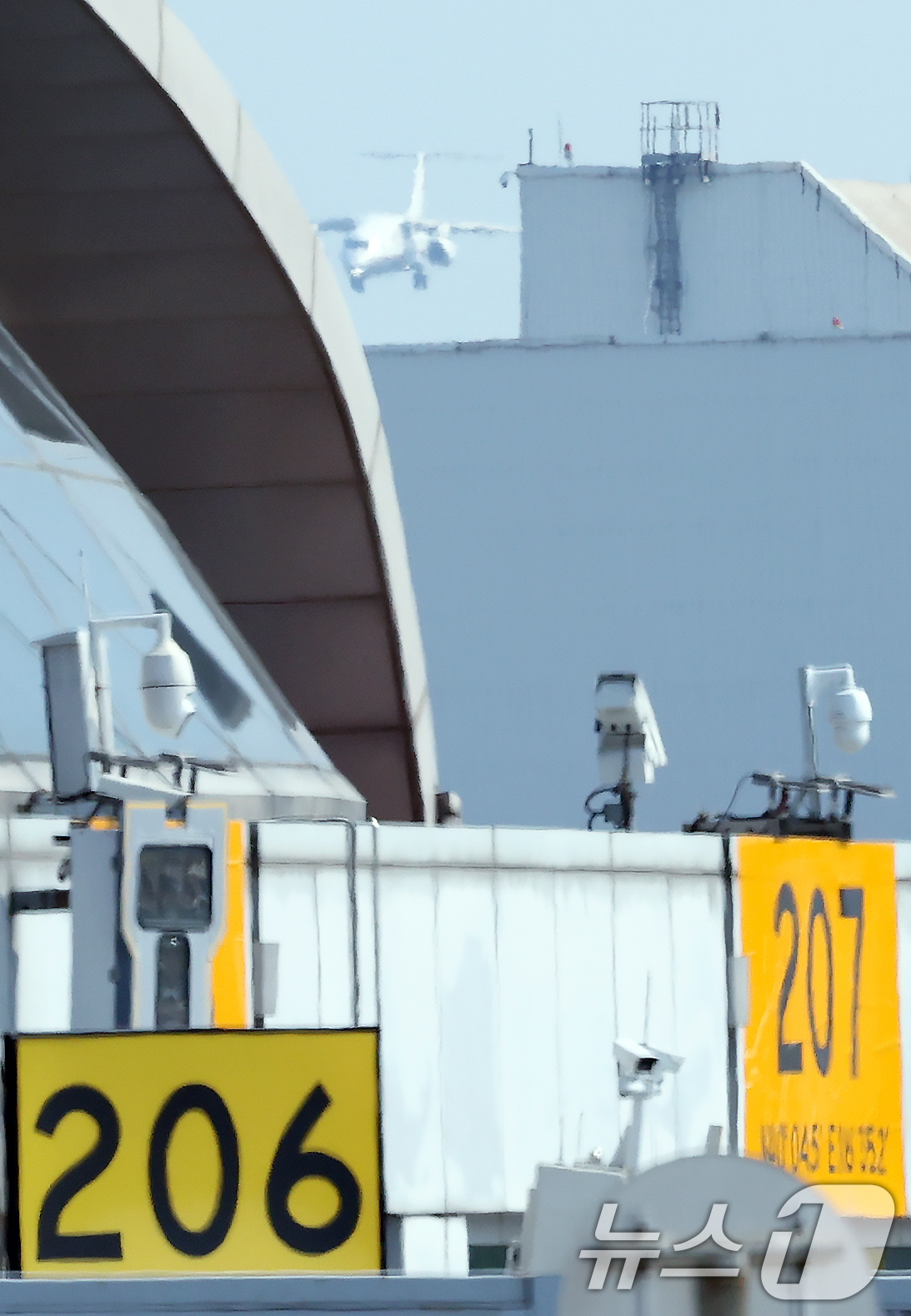 (베이징(중국)=뉴스1) 박정호 기자 = 중국의 항일전쟁 및 세계 반파시스트 전쟁(제2차 세계대전) 승리 80주년(전승절) 기념 열병식을 사흘 앞둔 31일 중국 베이징 서우두공항으 …