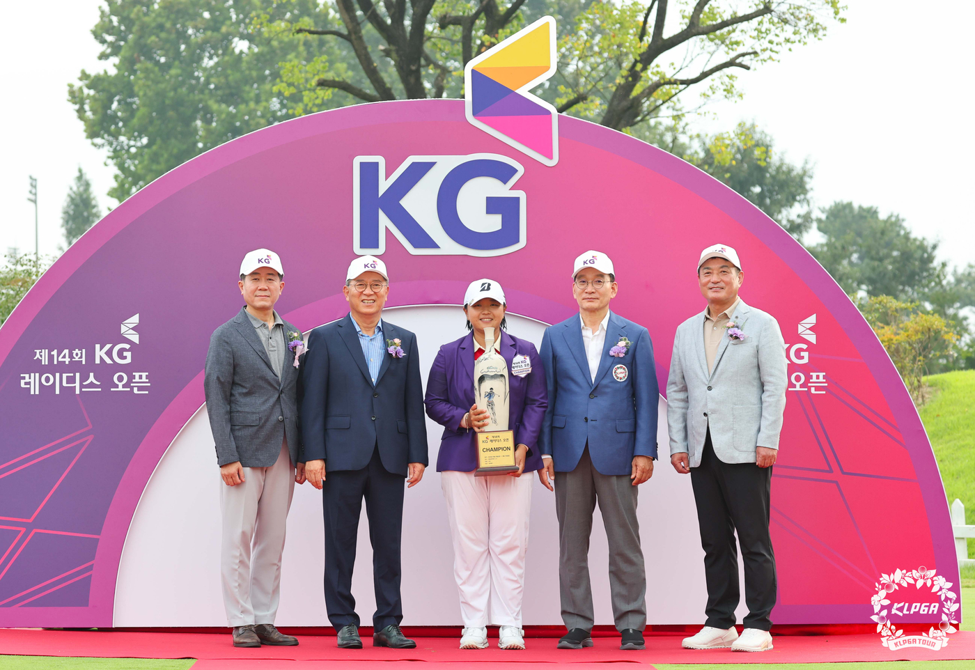 (서울=뉴스1) = 신다인이 31일 경기도 용인 써닝포인트 컨트리클럽에서 열린 한국여자프로골프(KLPGA) 투어 KG 레이디스 오픈 마지막 라운드에서 생애 첫 우승을 차지한 후 귀 …