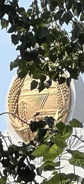 본문 이미지 - 주중 북한대사관 옥상에 설치된 조형물 세부 모습. 송전탑과 &#39;조선민주주의 인민공화국&#39;이라는 글씨가 보인다.