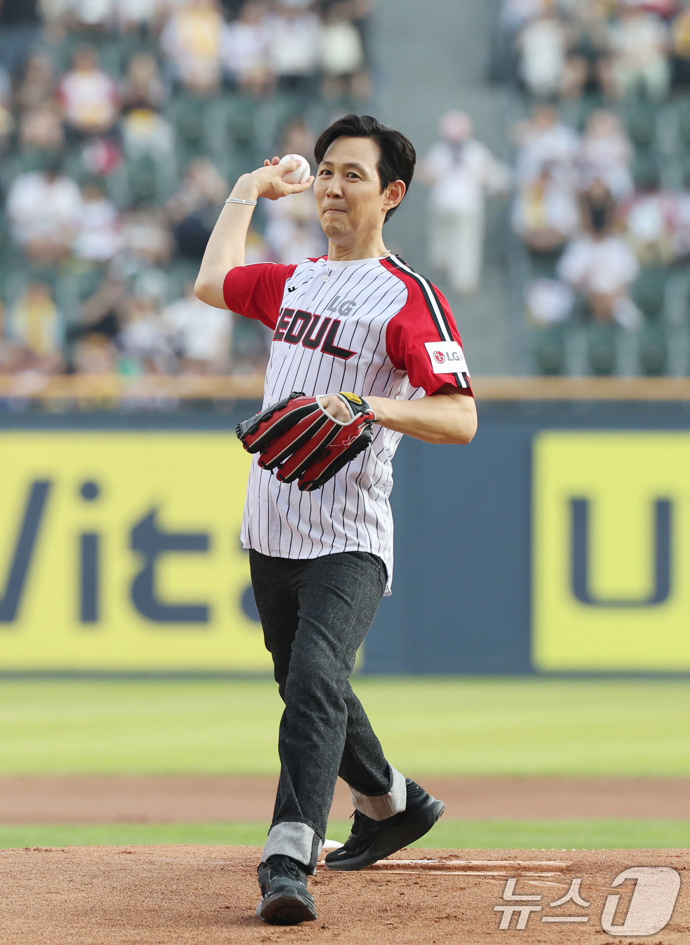 (서울=뉴스1) 박지혜 기자 = 배우 이정재가 31일 오후 서울 잠실야구장에서 열린 2025 신한 SOL뱅크 KBO리그 키움 히어로즈와 LG 트윈스의 경기에 앞서 시구를 하고 있다 …